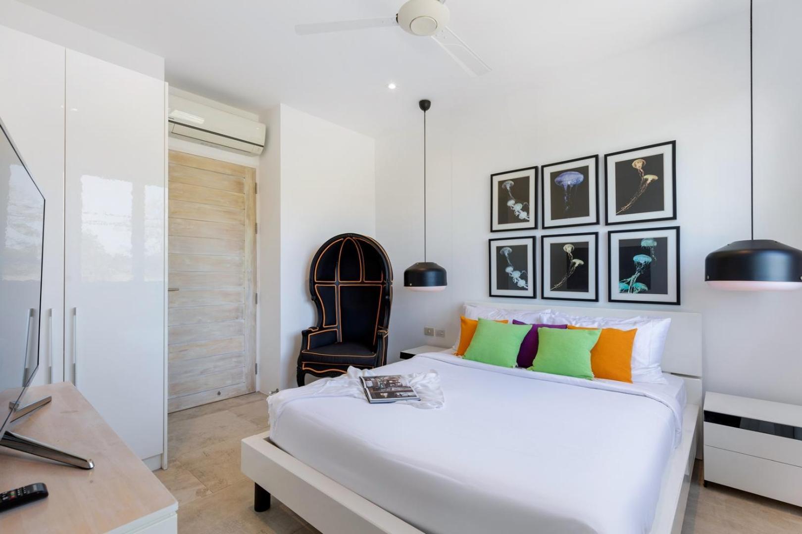 Beachside Vespa: Oceanfront Retreat With Mountain Views *