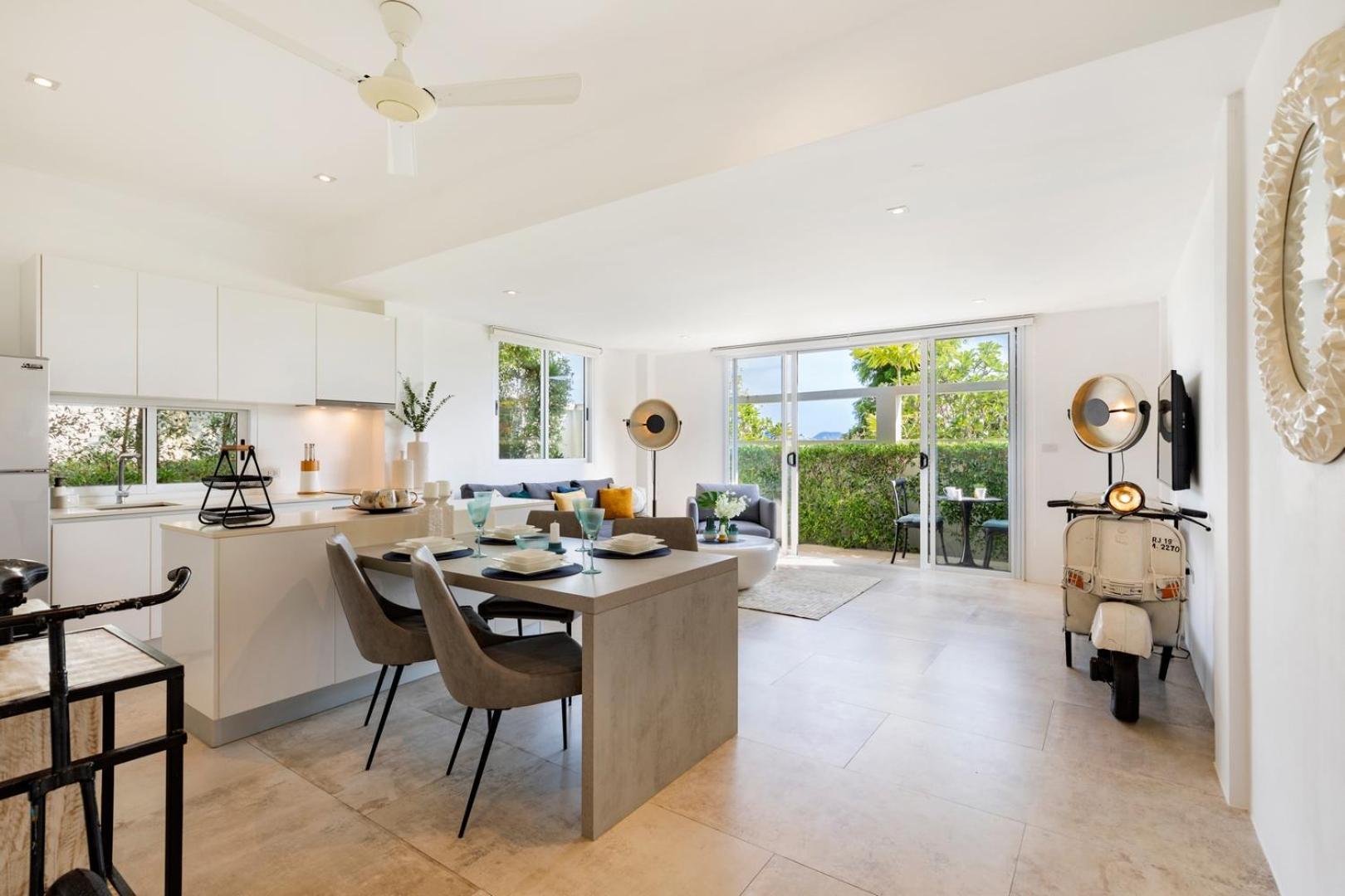 Beachside Vespa: Oceanfront Retreat With Mountain Views *