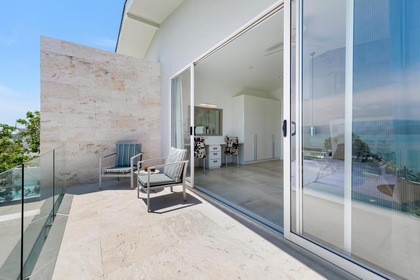 Beachside Vespa: Oceanfront Retreat With Mountain Views Villa *
