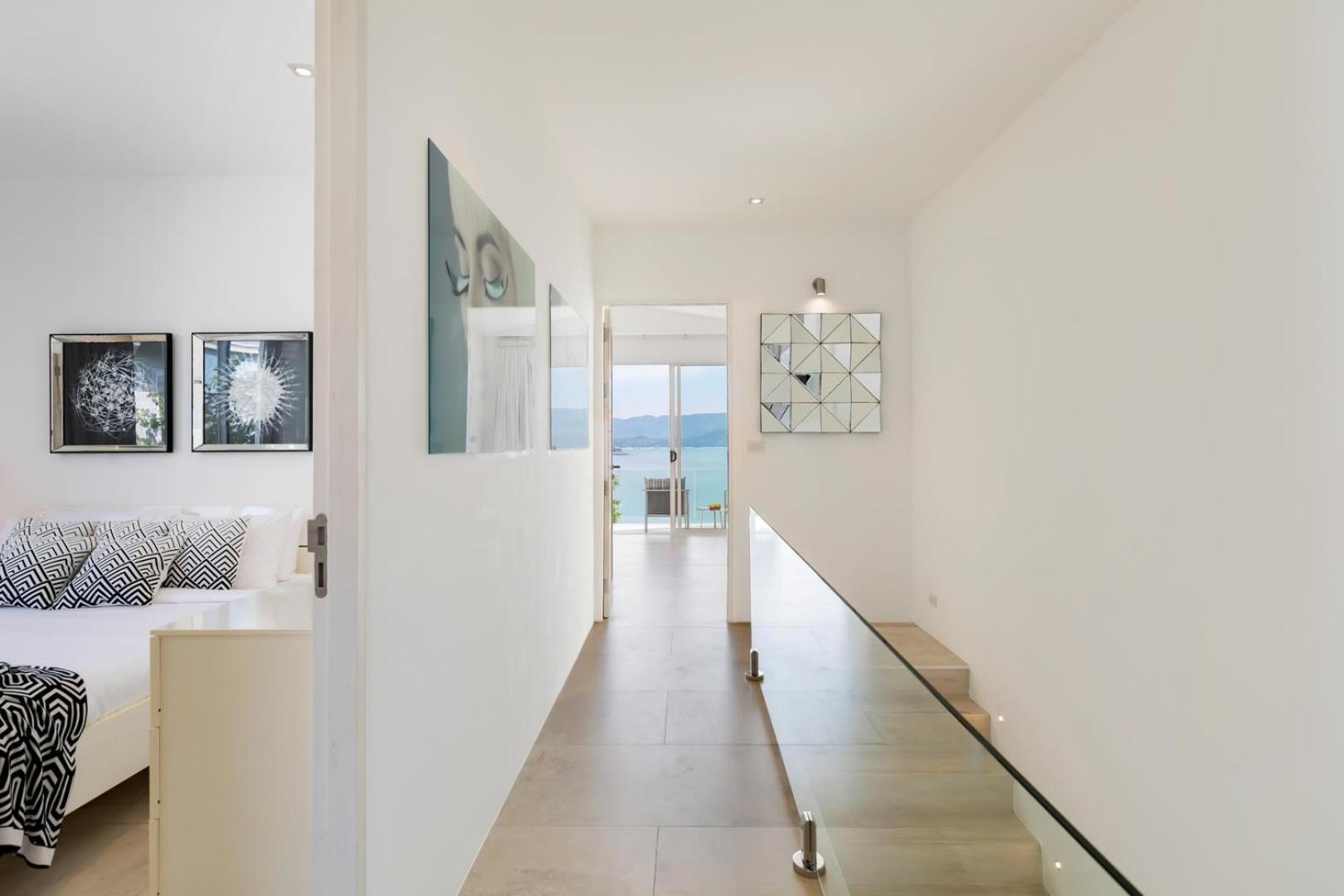 Beachside Vespa: Oceanfront Retreat With Mountain Views *