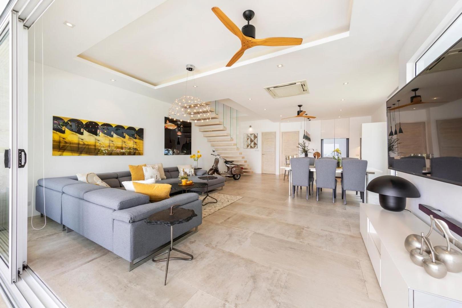 Beachside Vespa: Oceanfront Retreat With Mountain Views Villa