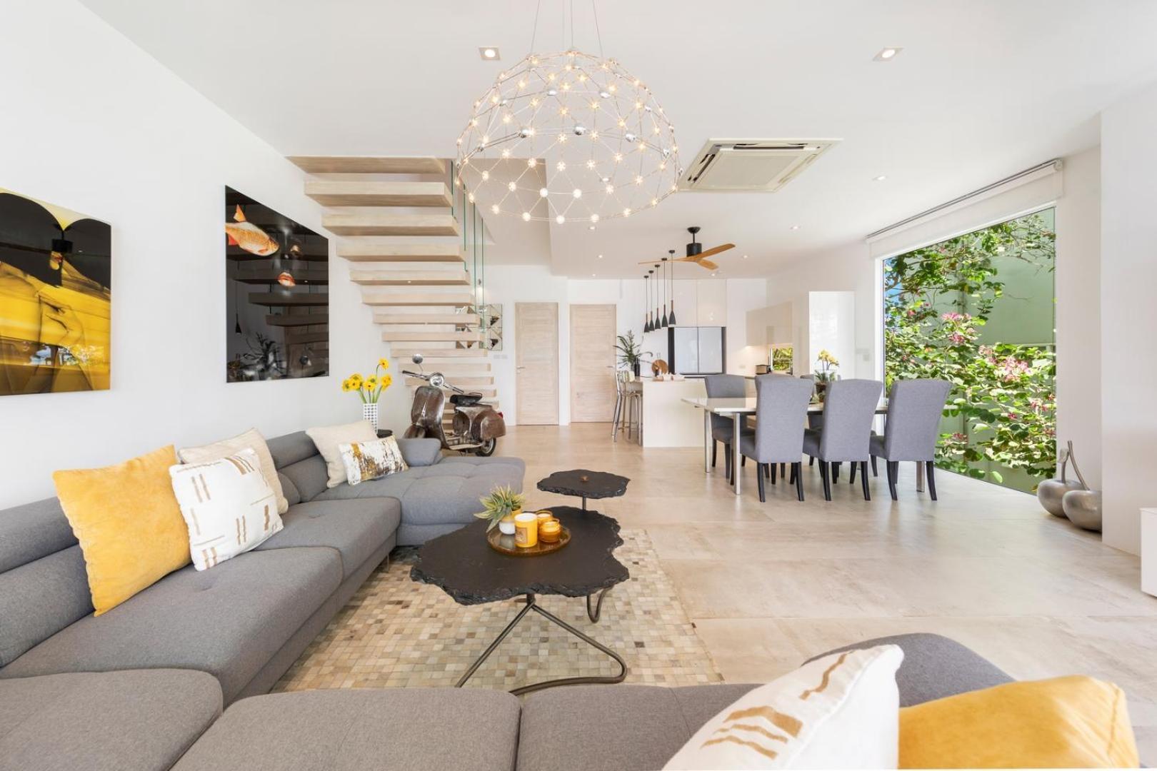 Beachside Vespa: Oceanfront Retreat With Mountain Views *