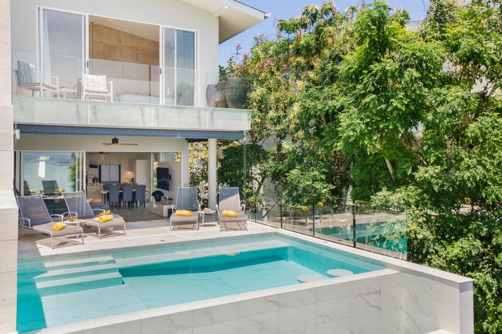 Villa Beachside Vespa: Oceanfront Retreat With Mountain Views *