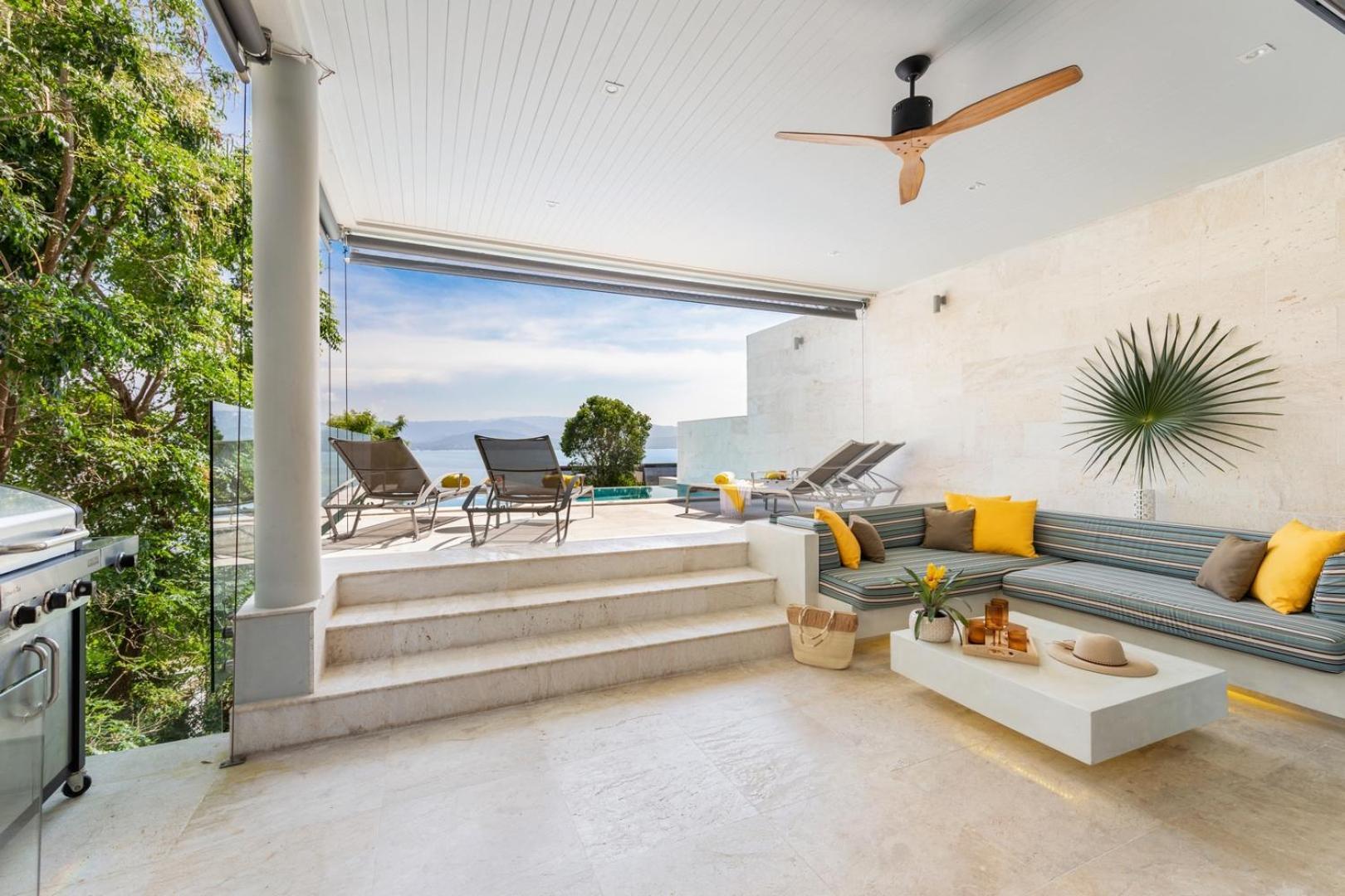 Villa Beachside Vespa: Oceanfront Retreat With Mountain Views