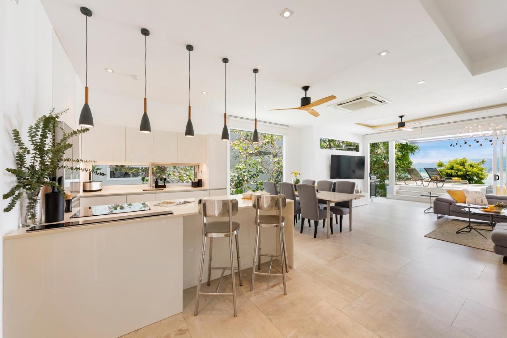 Beachside Vespa: Oceanfront Retreat With Mountain Views Villa *