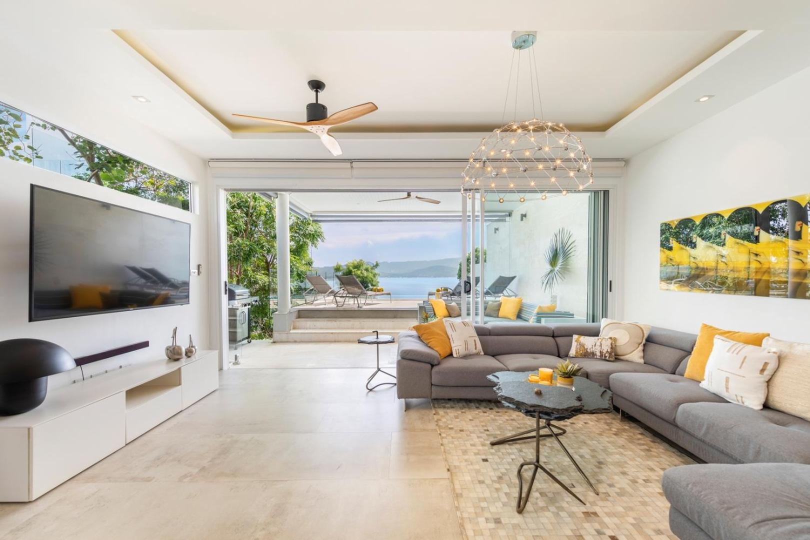 Beachside Vespa: Oceanfront Retreat With Mountain Views *