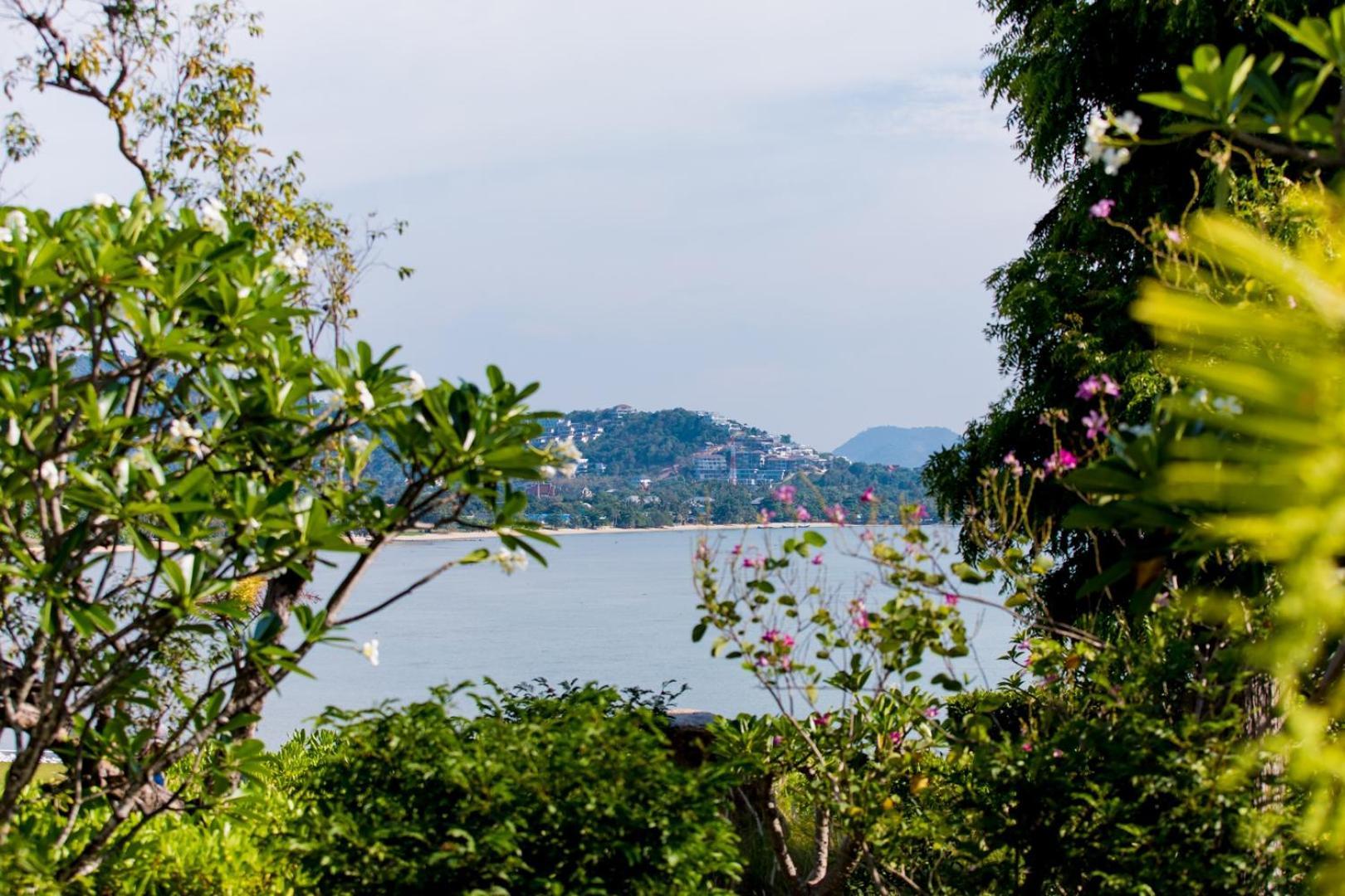 Beachside Vespa: Oceanfront Retreat With Mountain Views Amphoe Koksamui