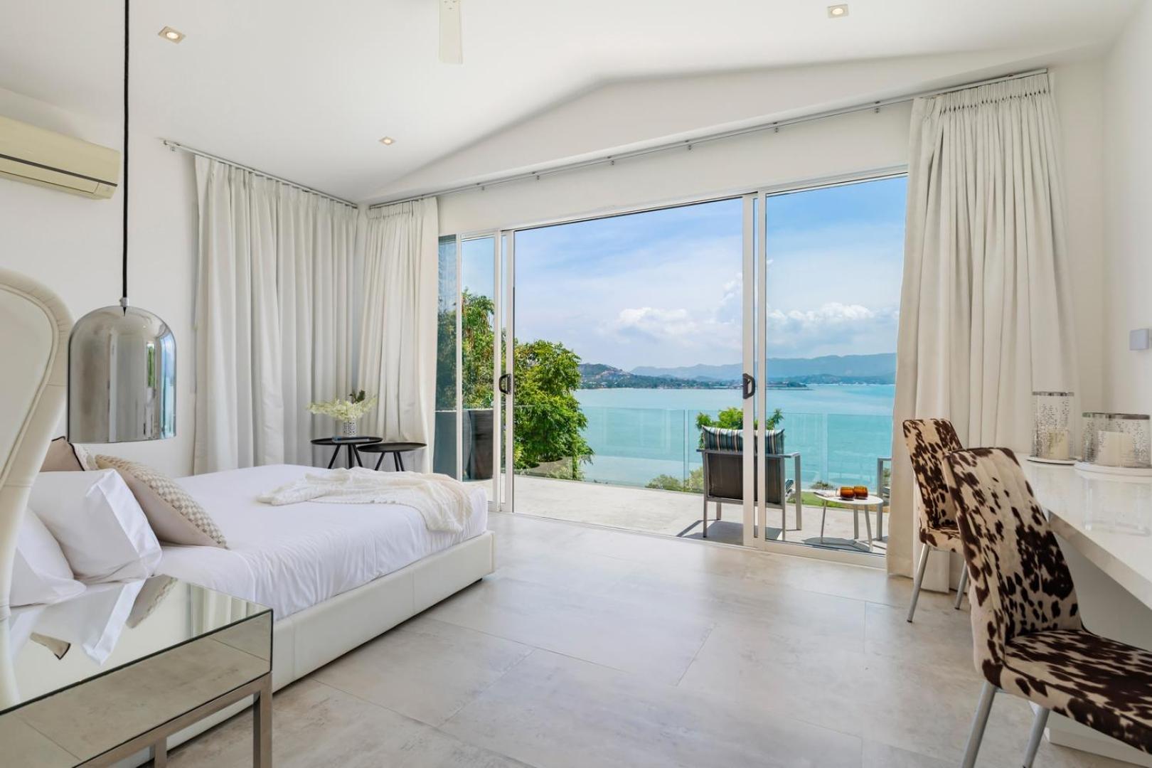 Villa Beachside Vespa: Oceanfront Retreat With Mountain Views