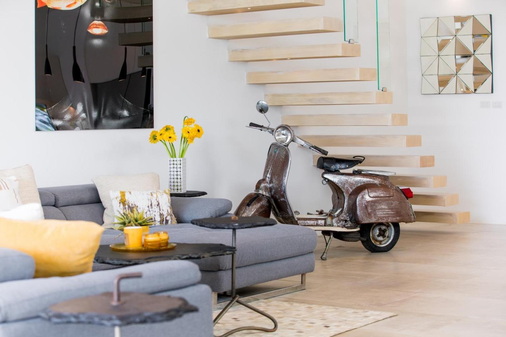Beachside Vespa: Oceanfront Retreat With Mountain Views Villa *