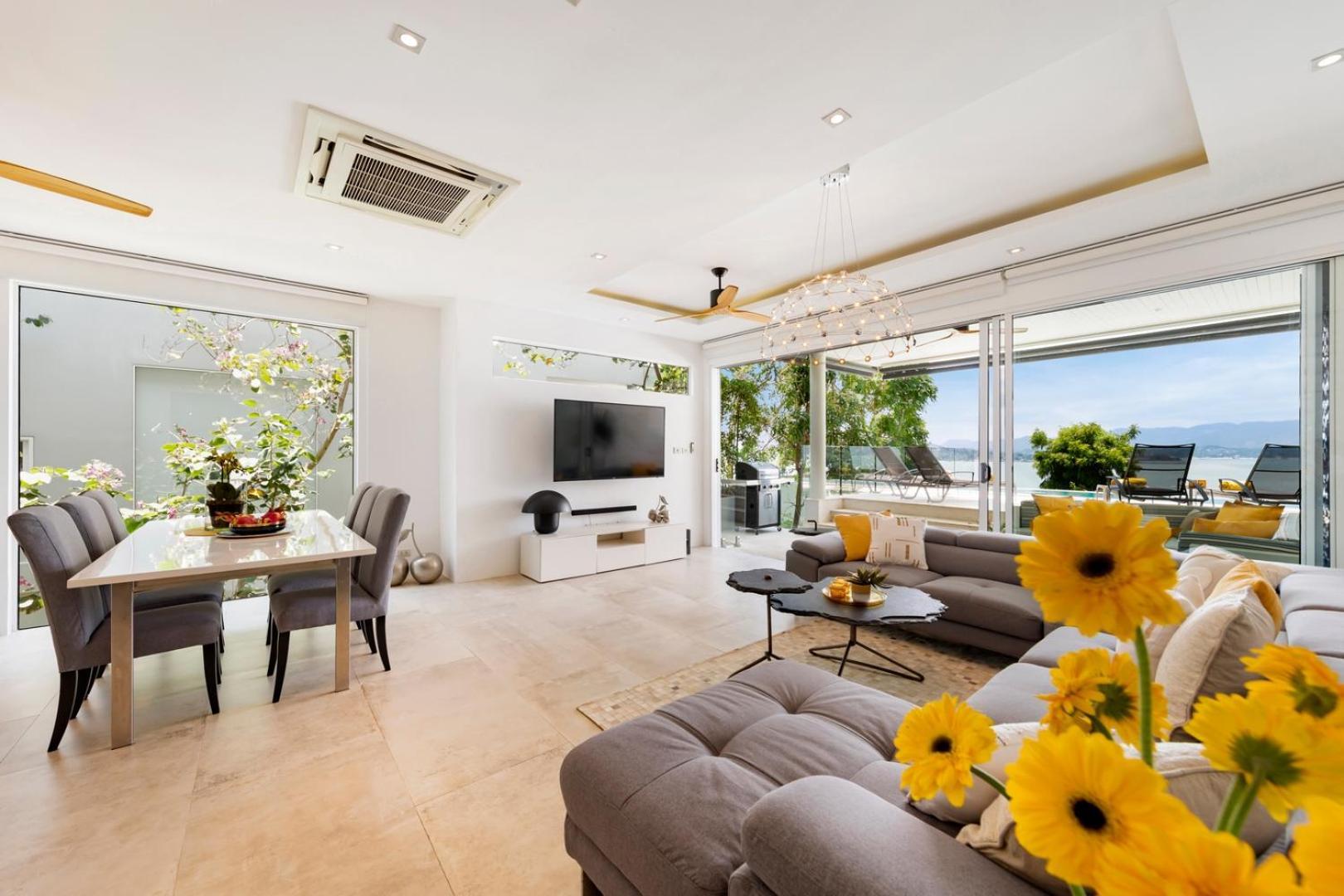 Villa Beachside Vespa: Oceanfront Retreat With Mountain Views *