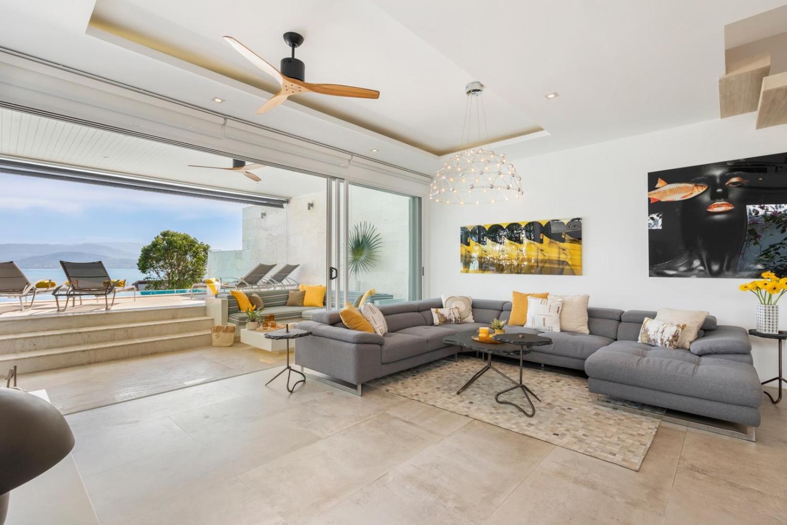 Beachside Vespa: Oceanfront Retreat With Mountain Views *