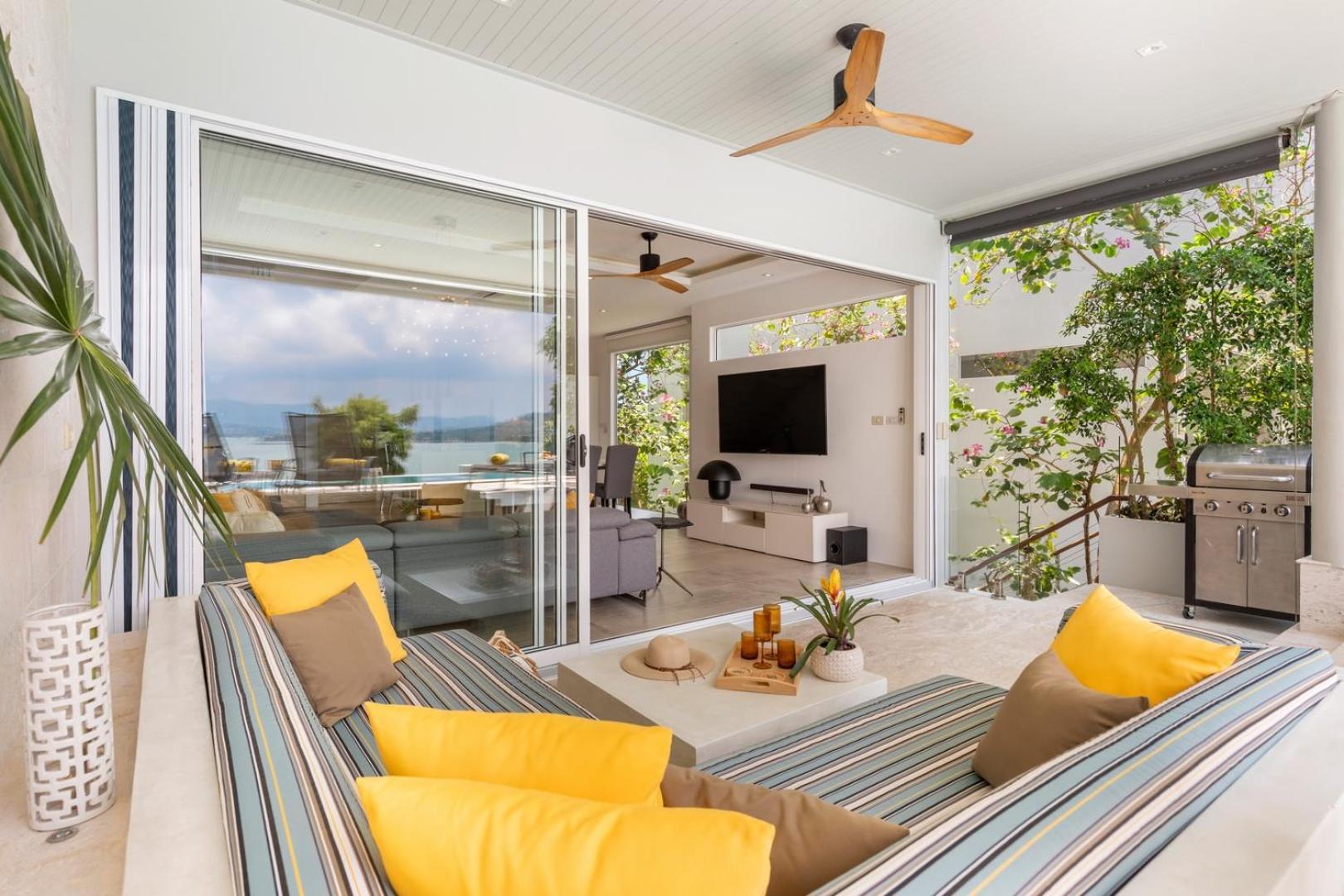 Beachside Vespa: Oceanfront Retreat With Mountain Views Villa
