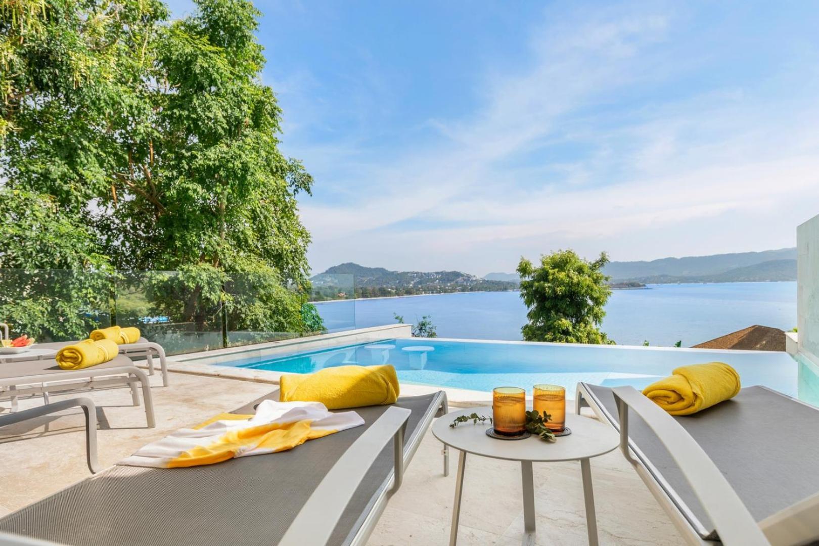 Beachside Vespa: Oceanfront Retreat With Mountain Views Villa *