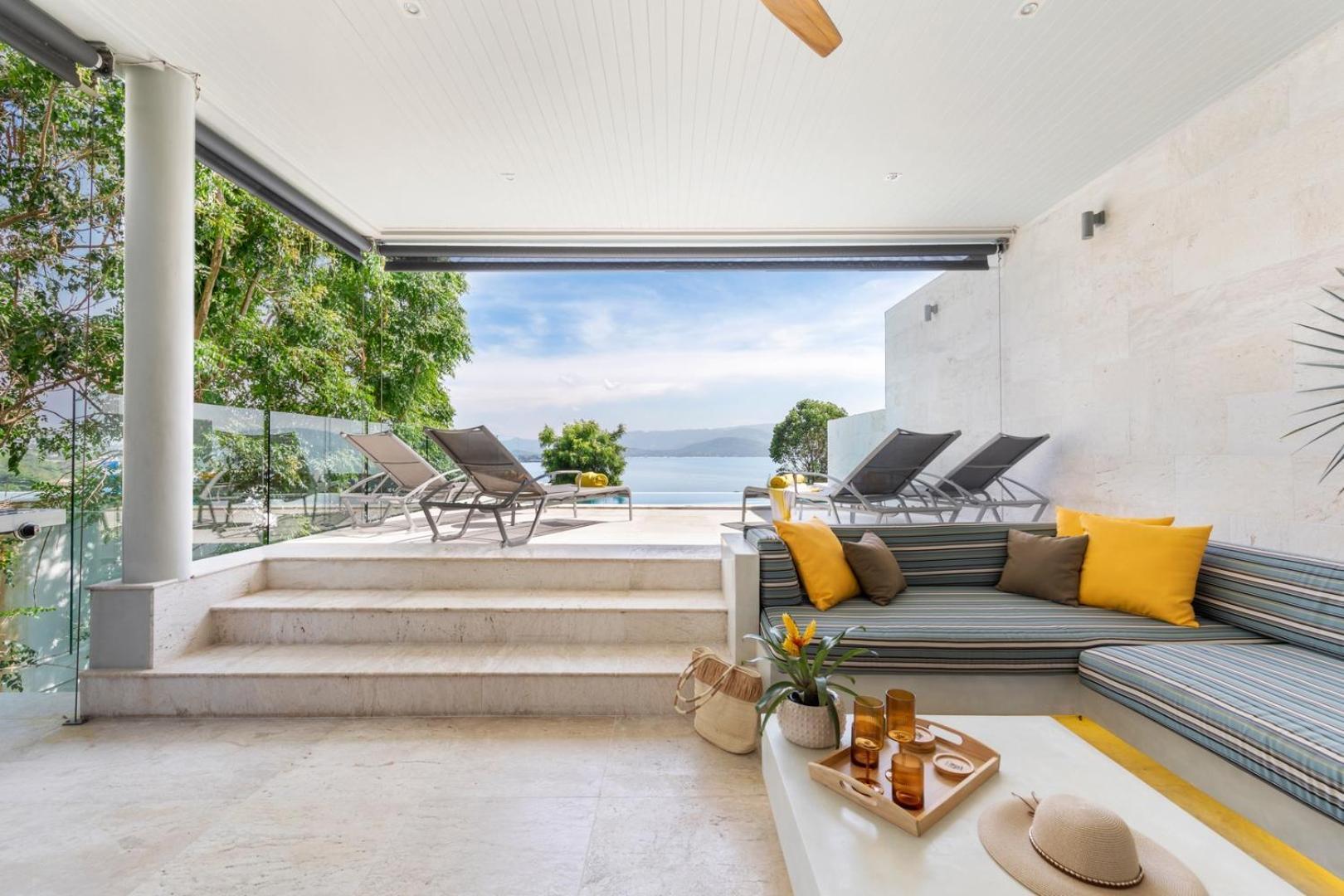 Villa Beachside Vespa: Oceanfront Retreat With Mountain Views *
