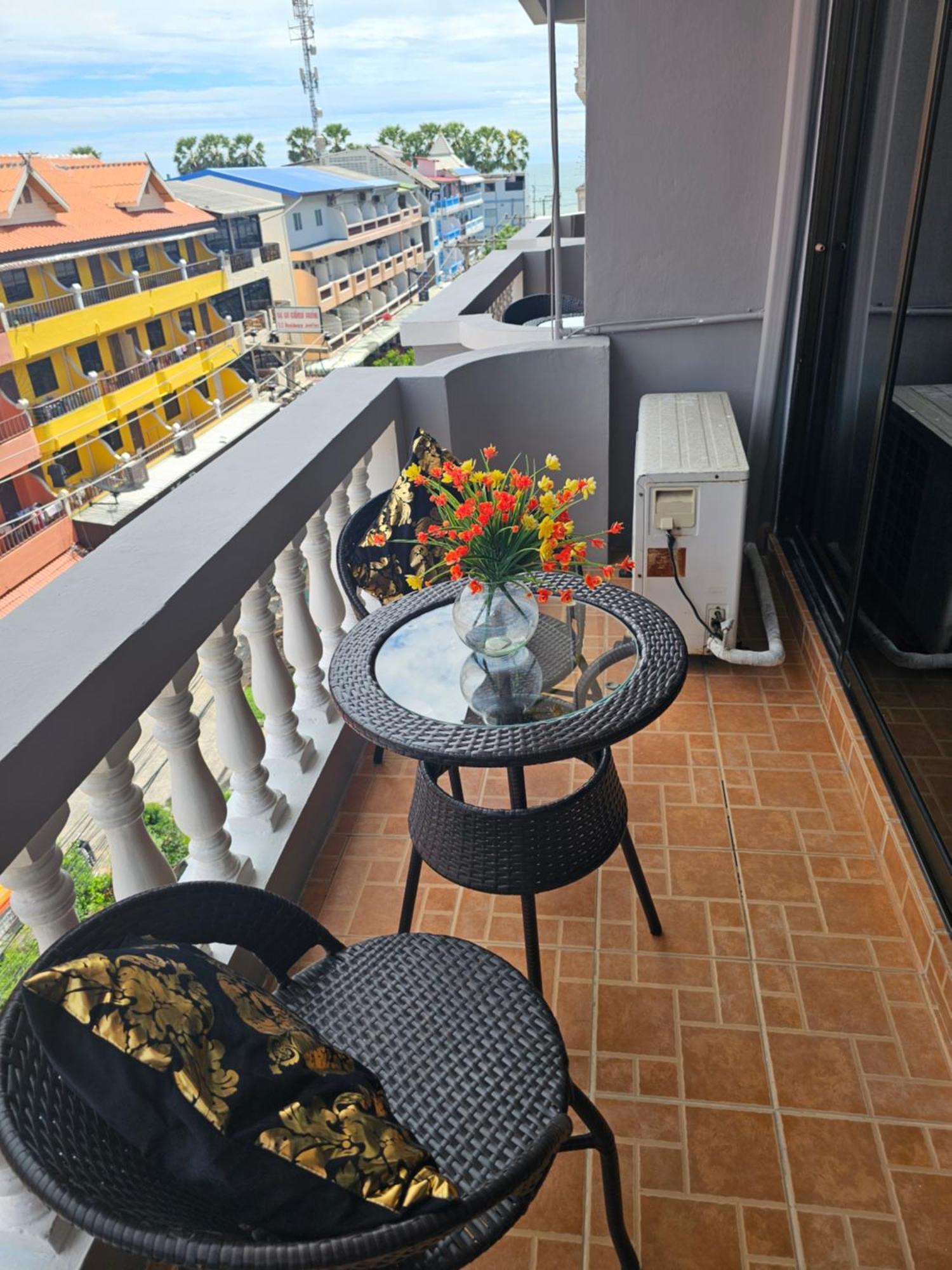 Candy Seaview Hotel