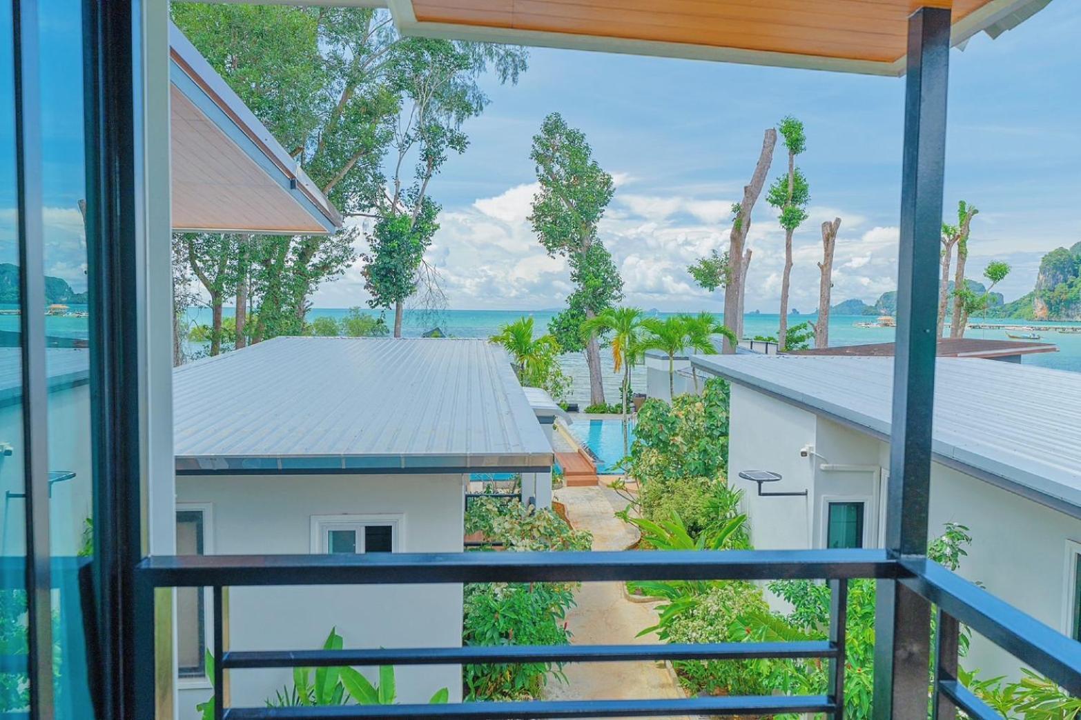 Beachhouse Pool *
