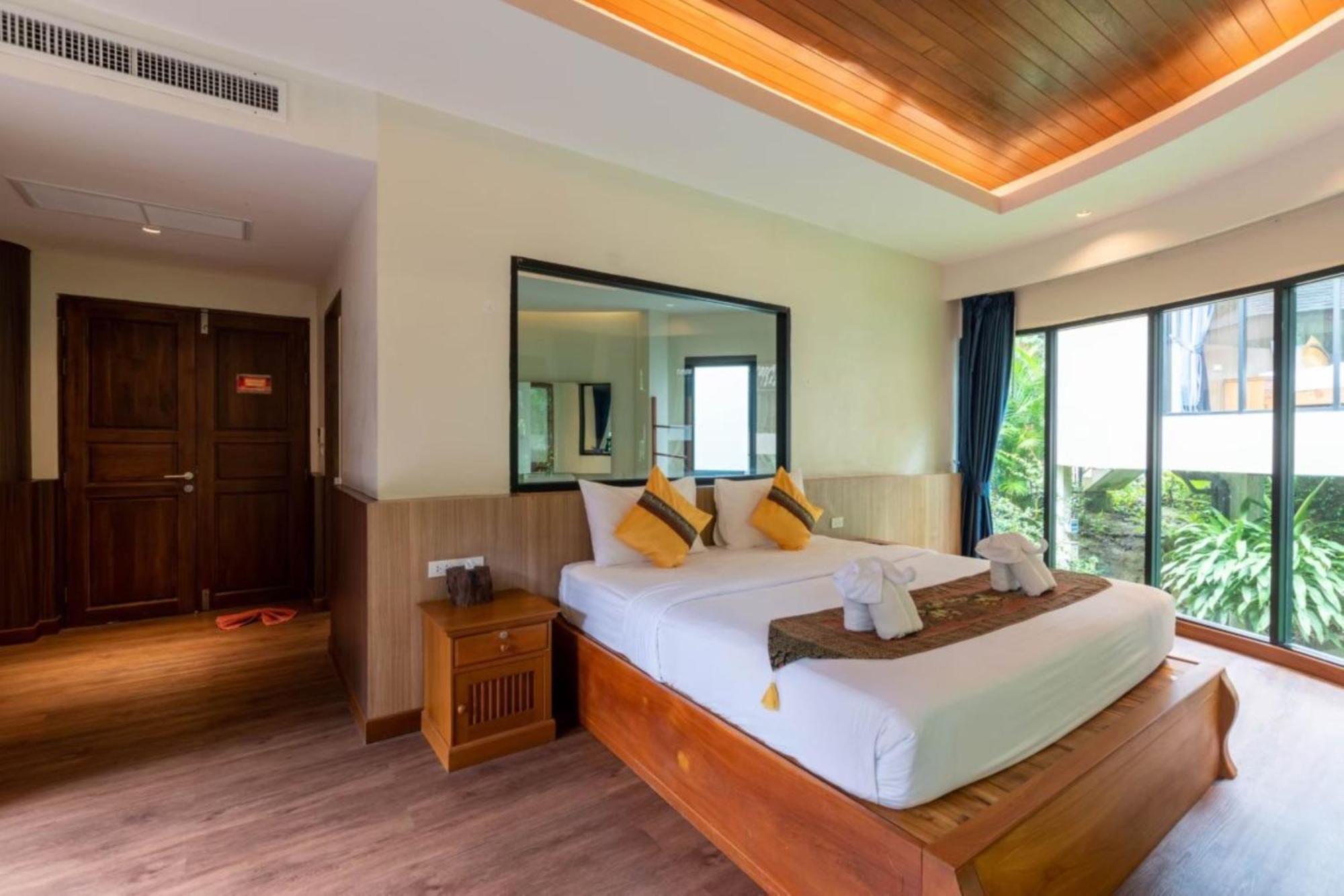 Rock And Tree House 3*