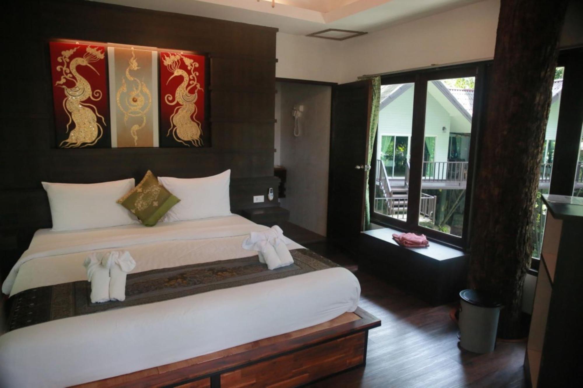 Rock And Tree House 3*