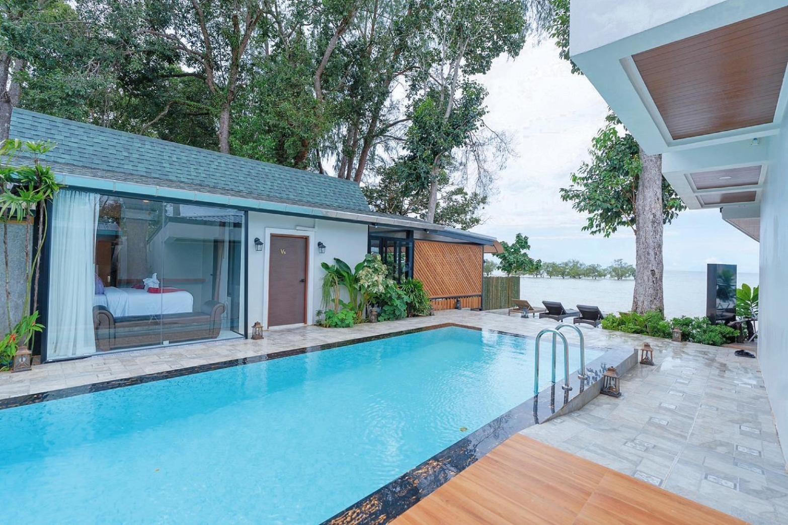 Beachhouse Pool *