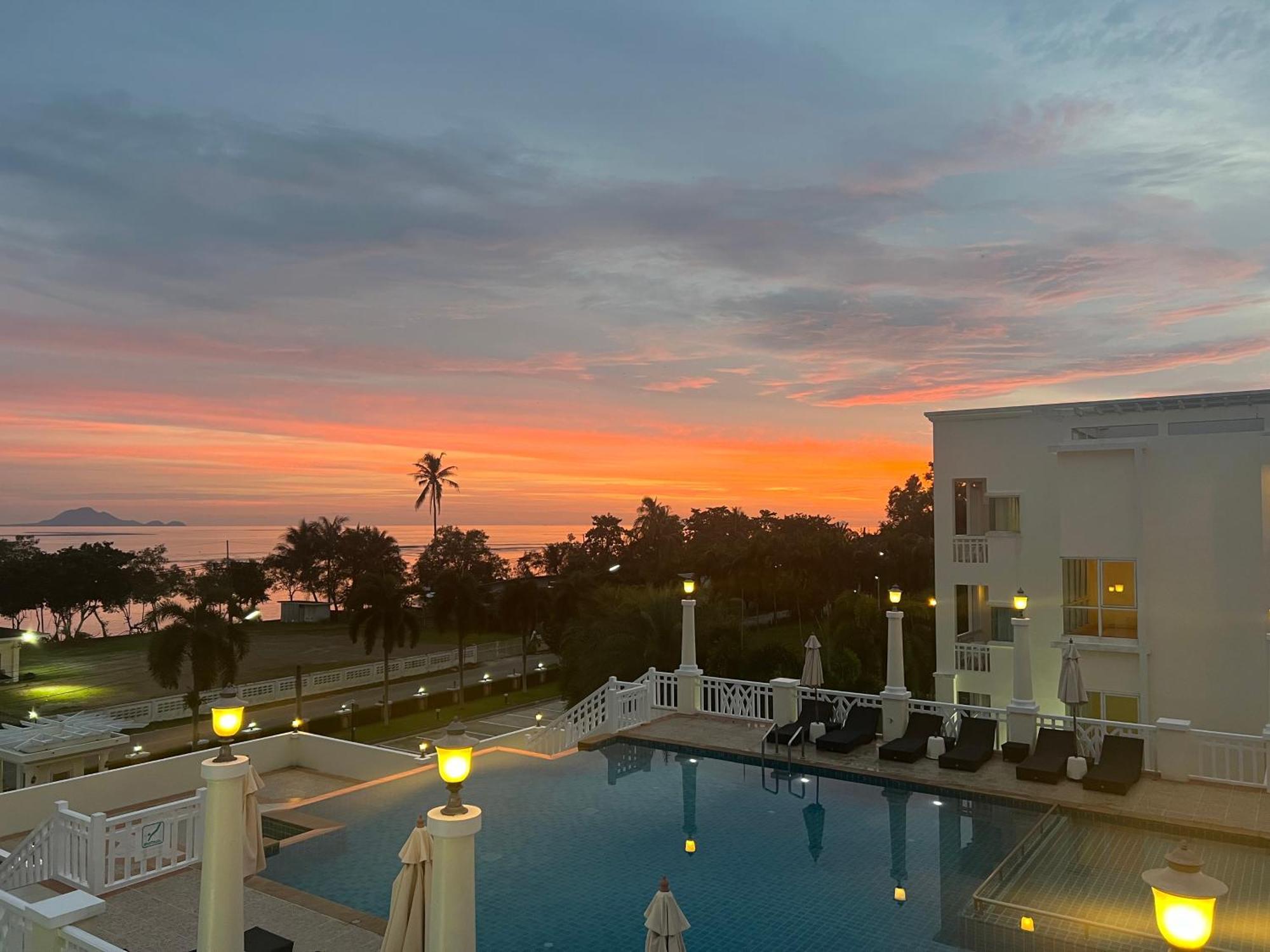 Front Bay Resort 4*