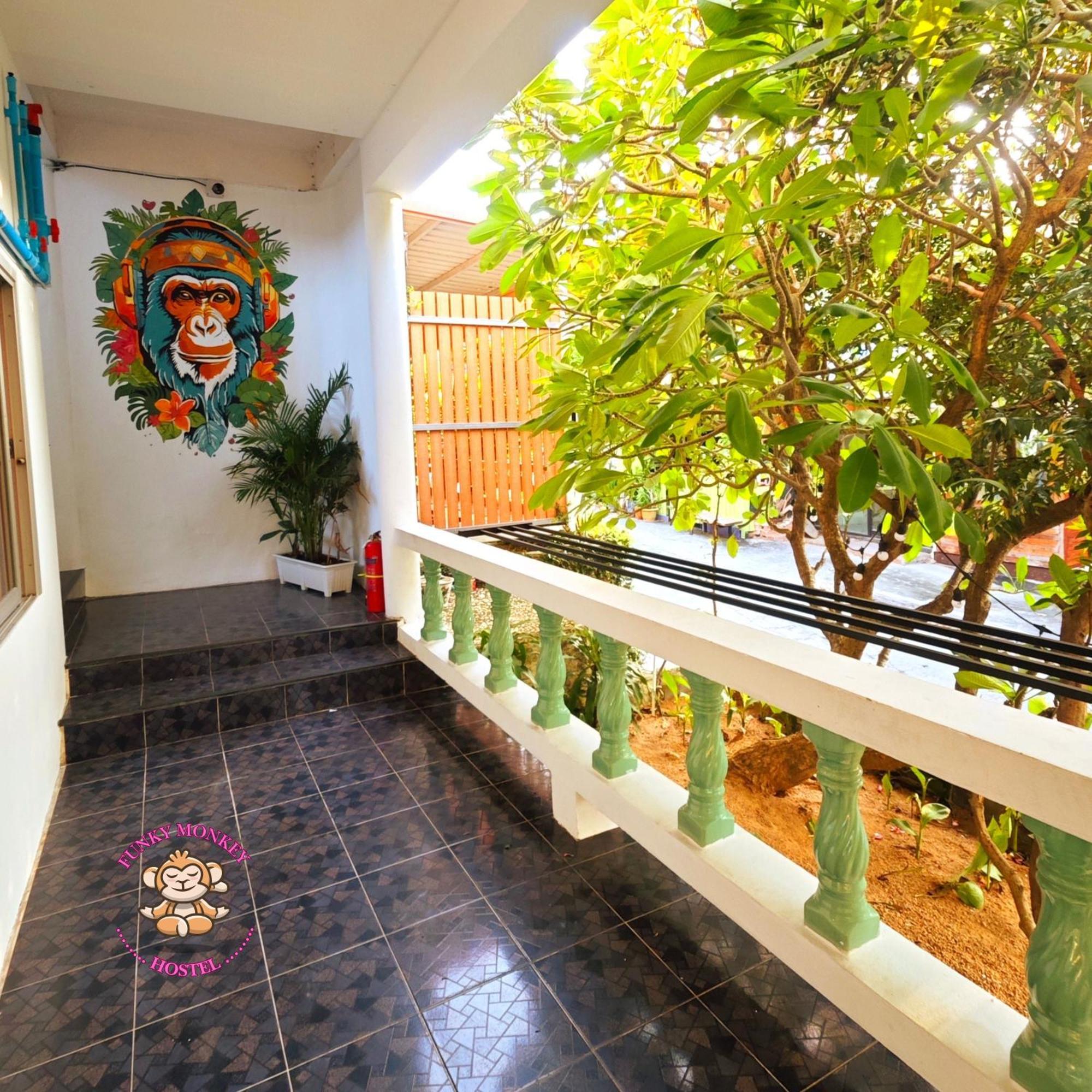 The Funky Monkey - 18 To 40 Years Old Only Hostel