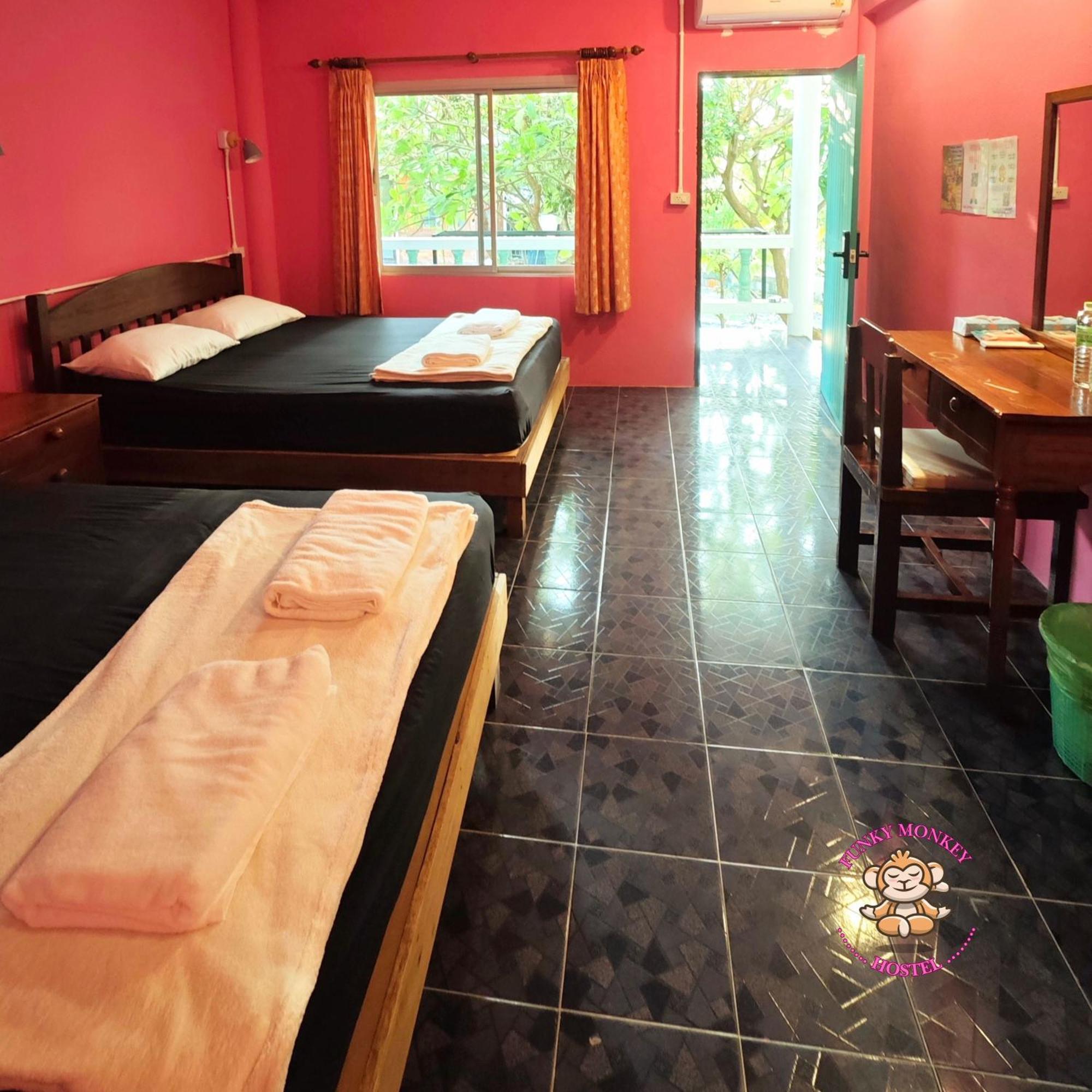 The Funky Monkey - 18 To 40 Years Old Only Hostel *