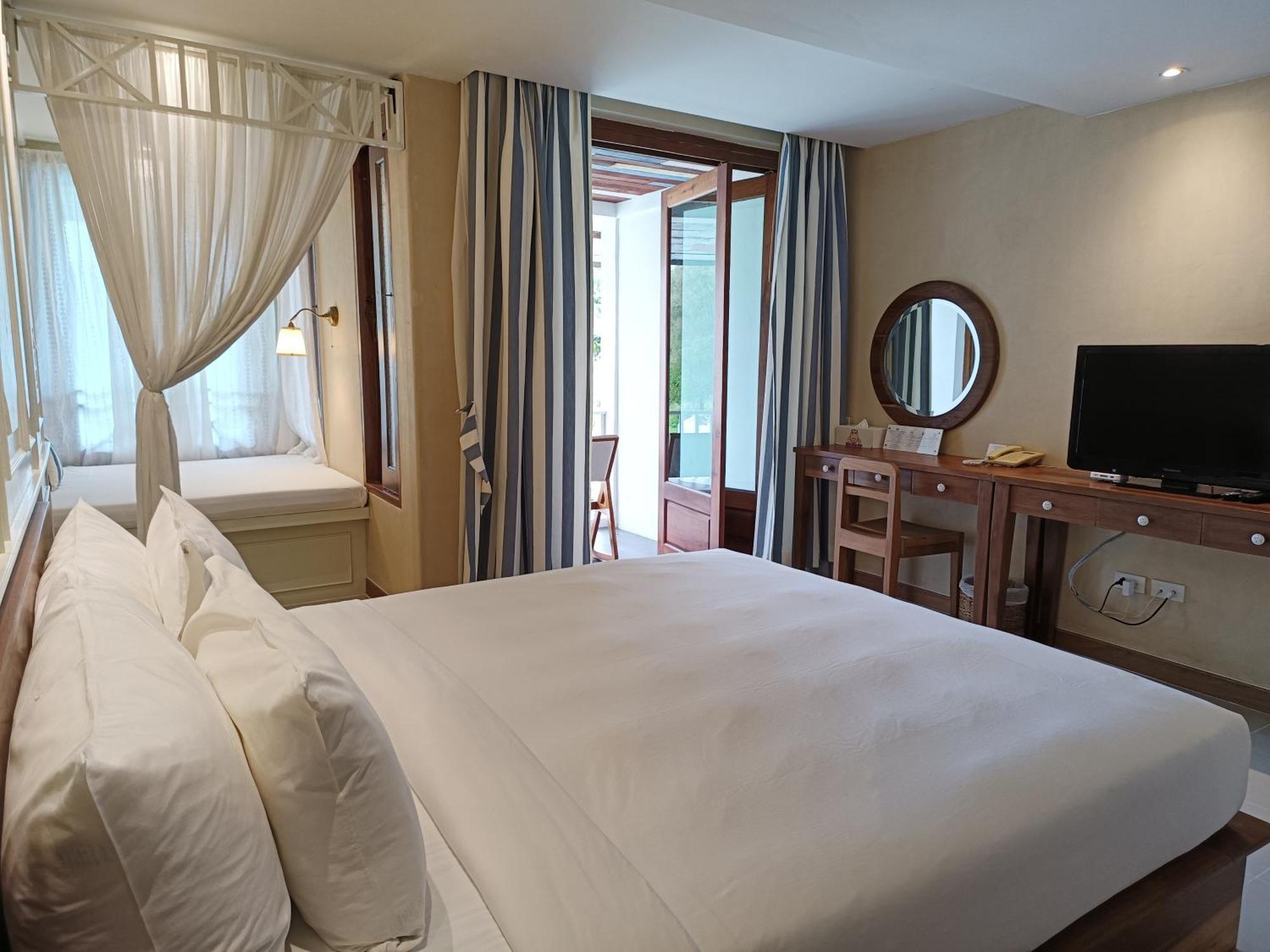 The Oia Resort 5*
