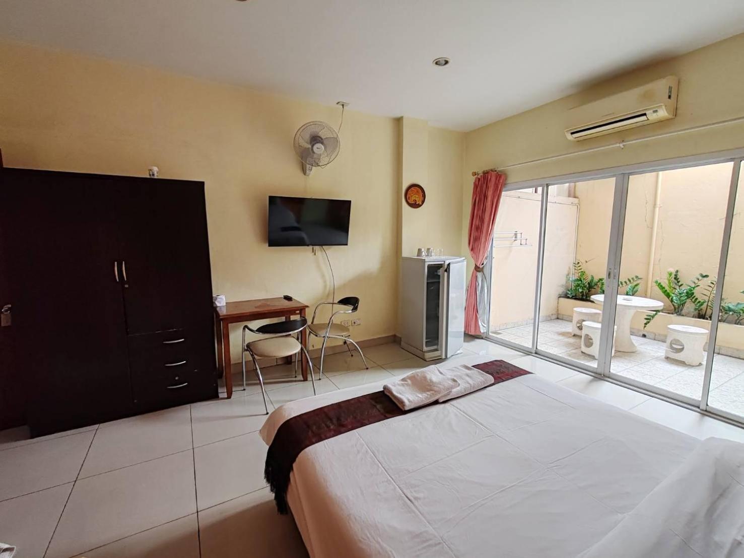 Jomtien Hostel Guest house 2*