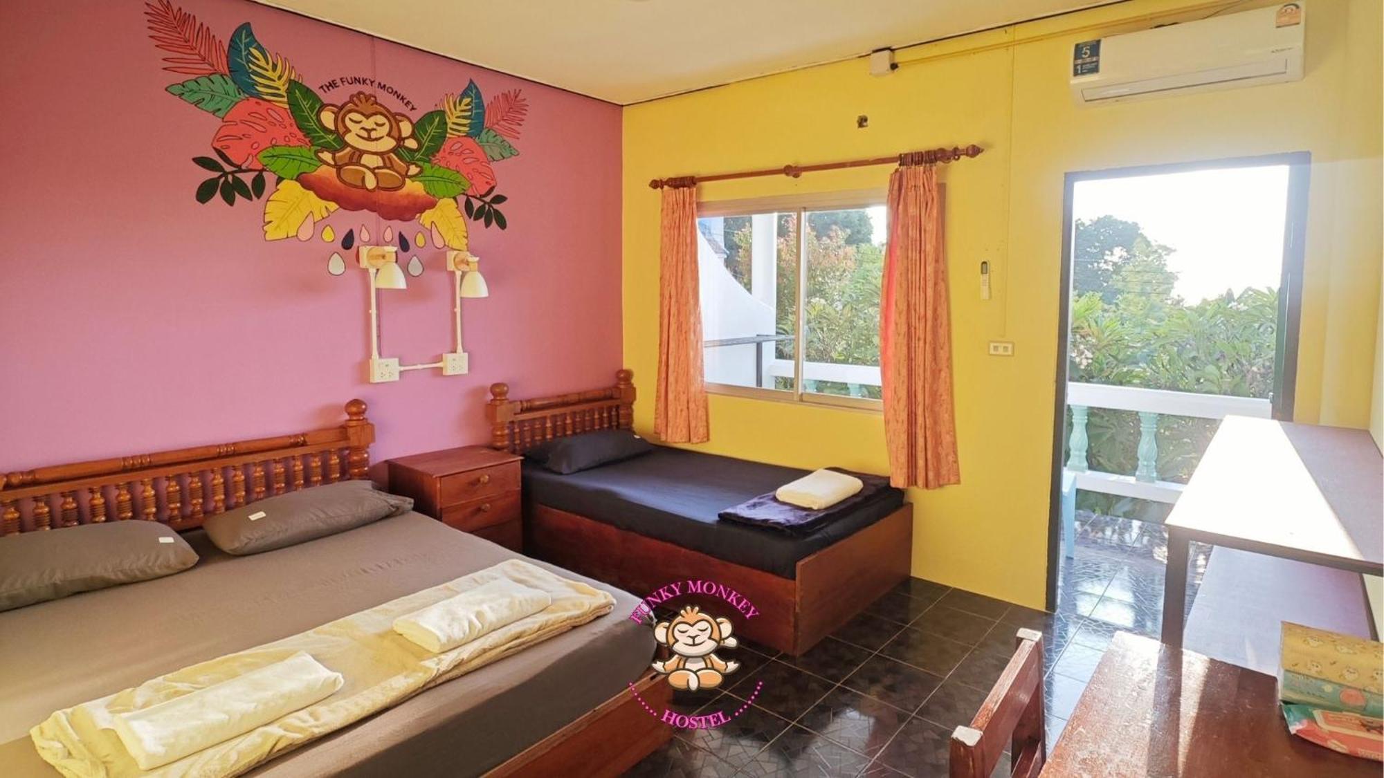 The Funky Monkey - 18 To 40 Years Old Only Hostel