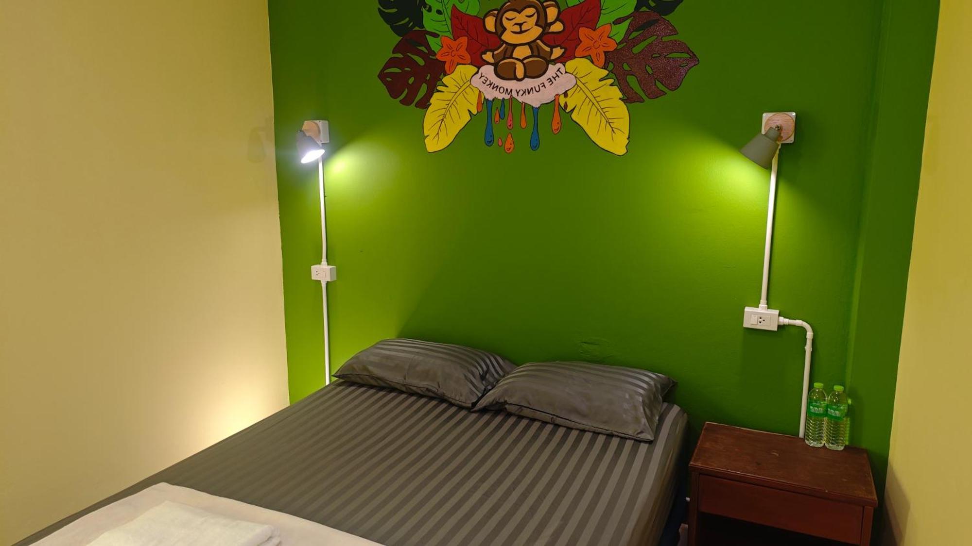 The Funky Monkey - 18 To 40 Years Old Only Hostel *