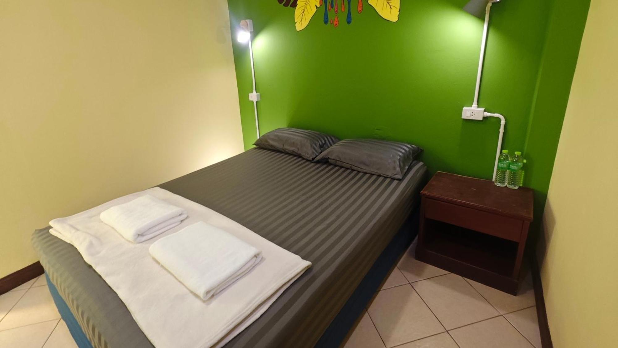 The Funky Monkey - 18 To 40 Years Old Only Hostel
