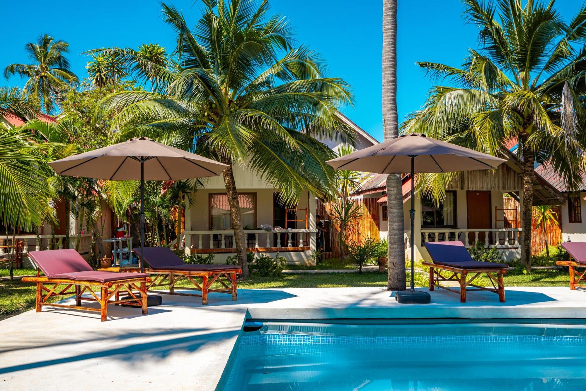 Resort Lanta Beachfront *