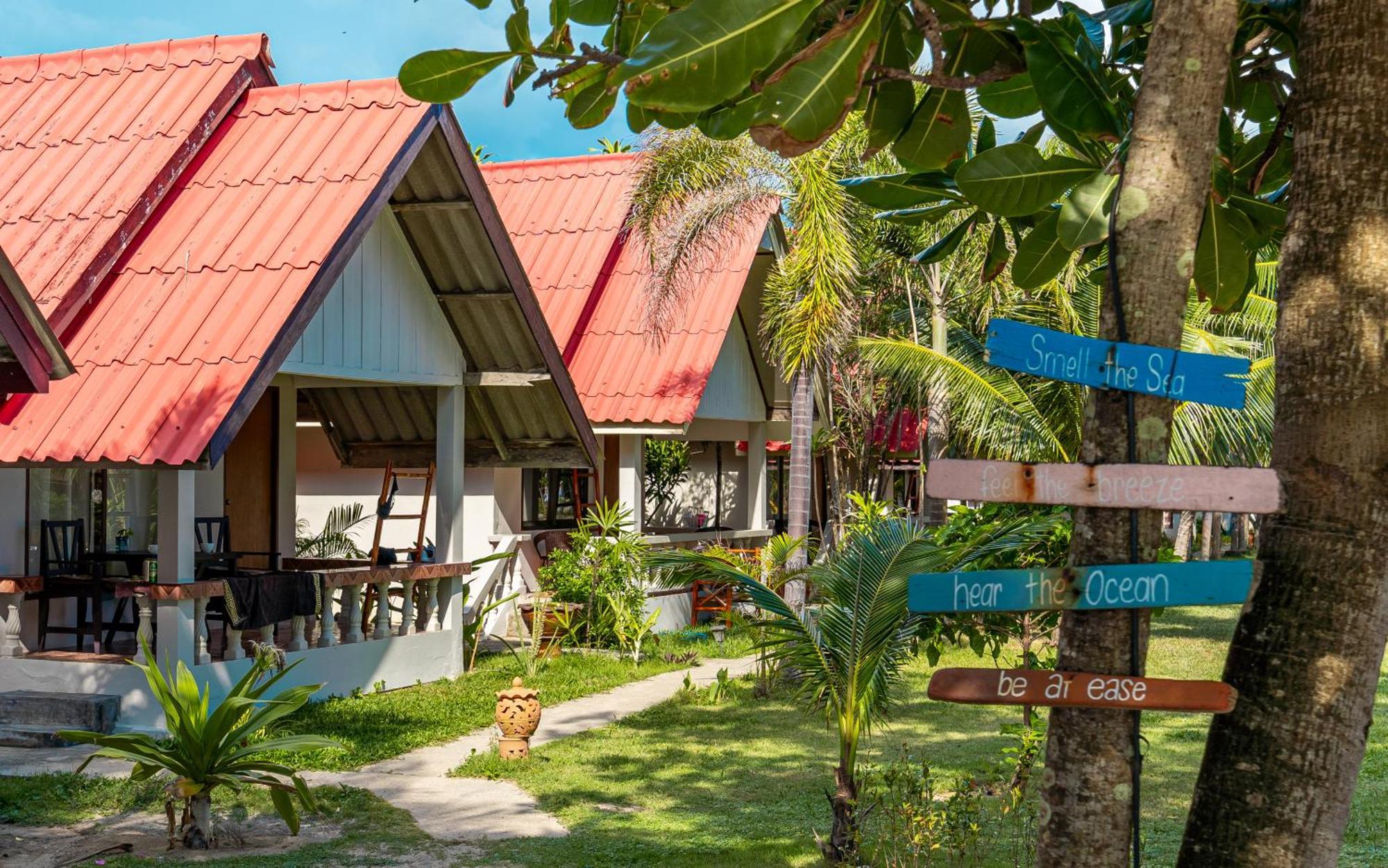 Resort Lanta Beachfront *