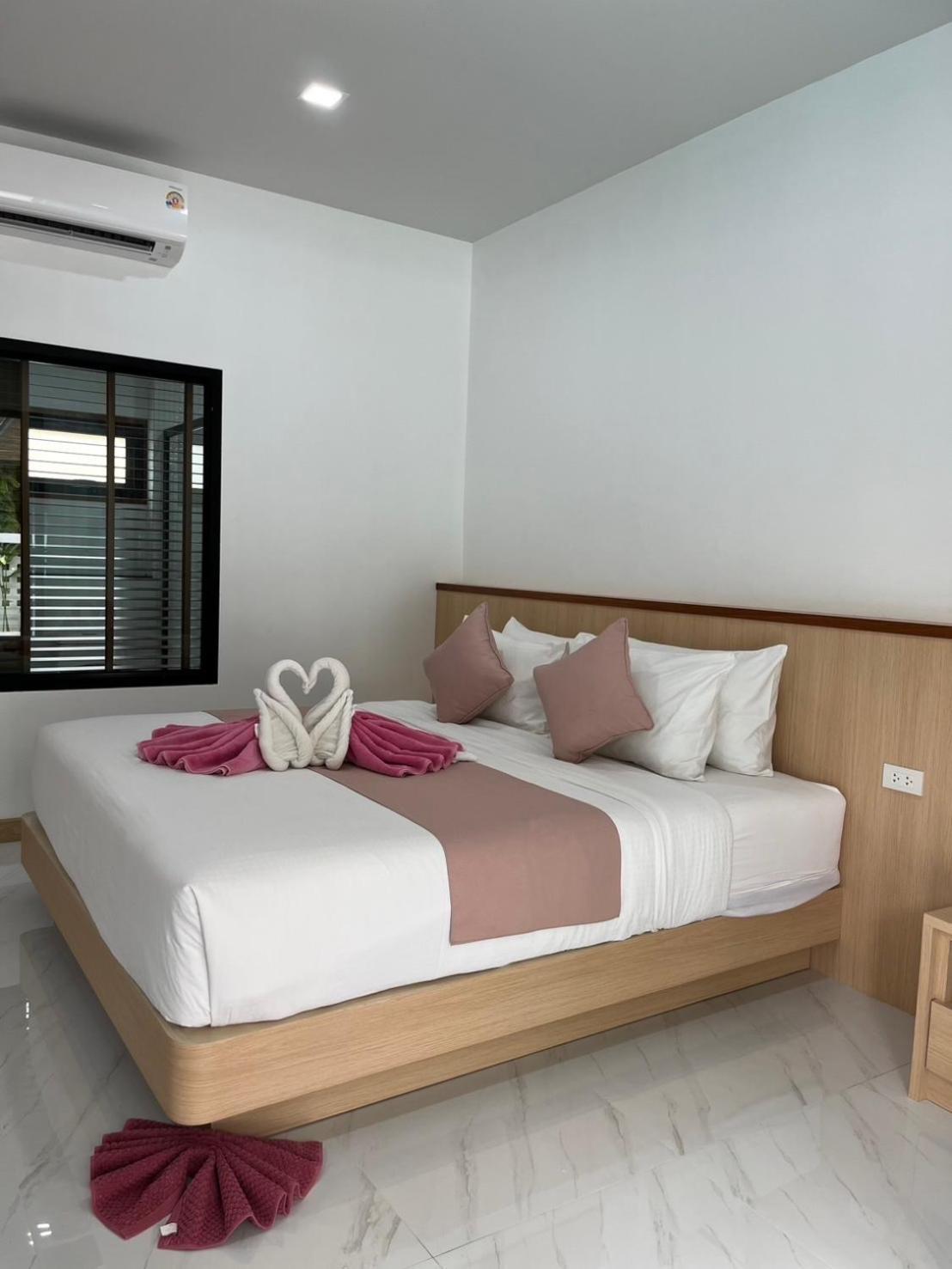 Pinky & - Sha Extra Koh Lanta