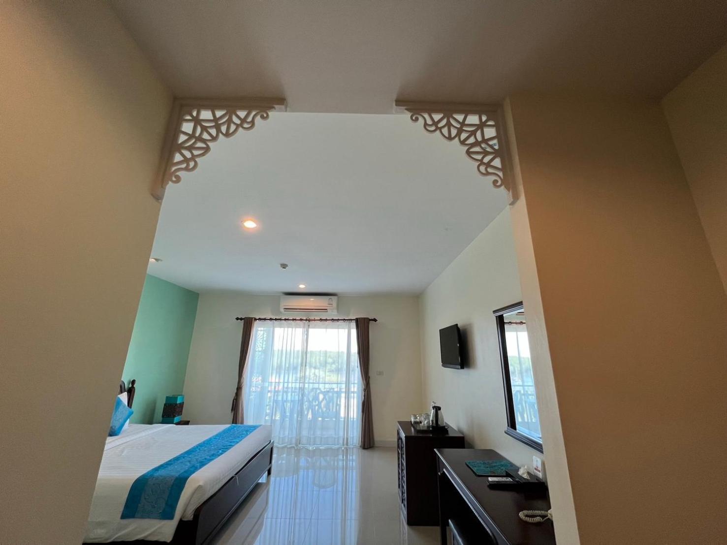 Front Bay Resort 4*