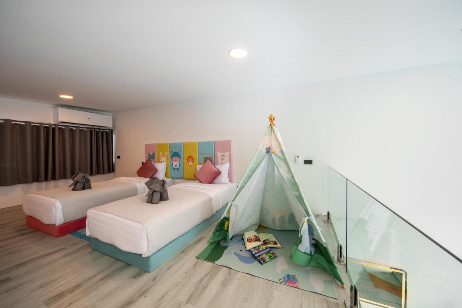 Unique Pool Slide Access Townhouse Holiday home