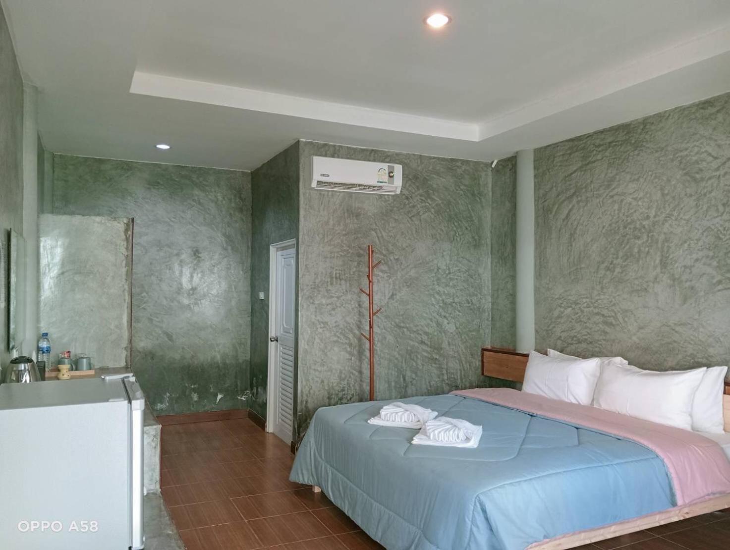 Hotel Charung By The Sea