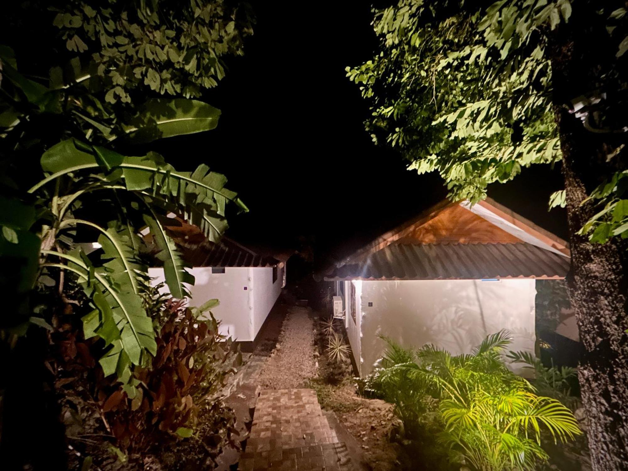 Kalani Bungalows, *