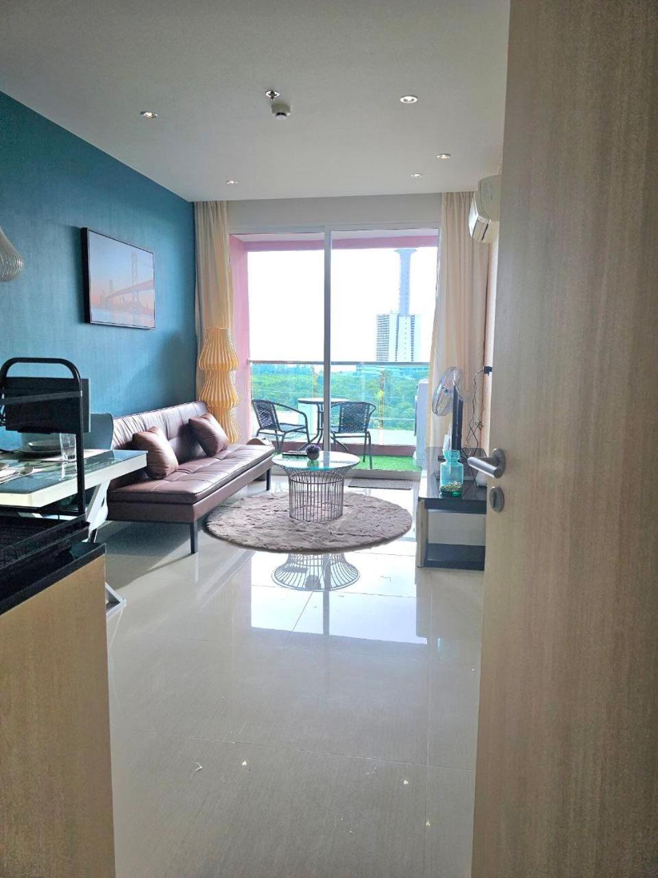 1 Bed With Seaview Apartment *