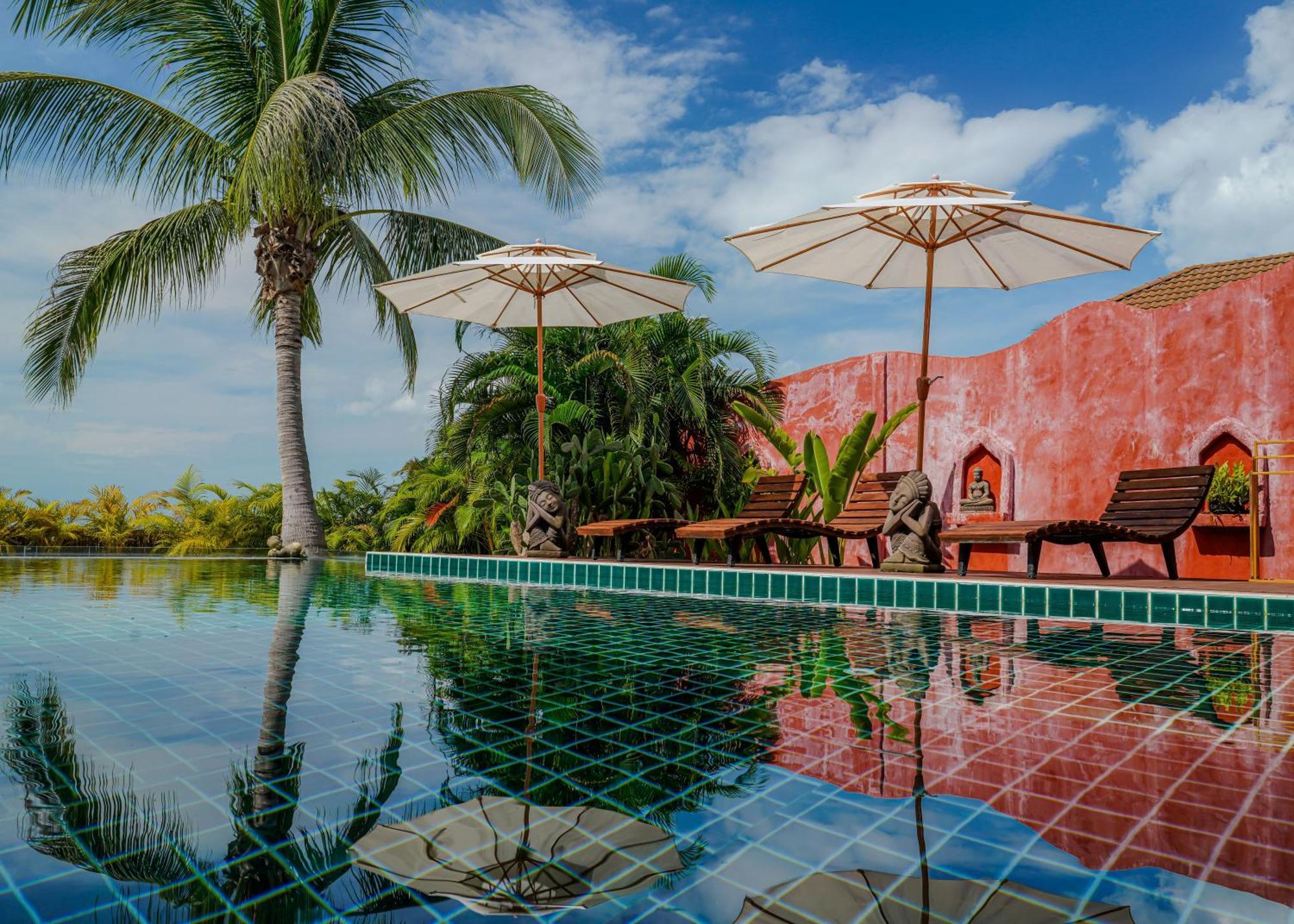 Sun And Beachfront Pool *