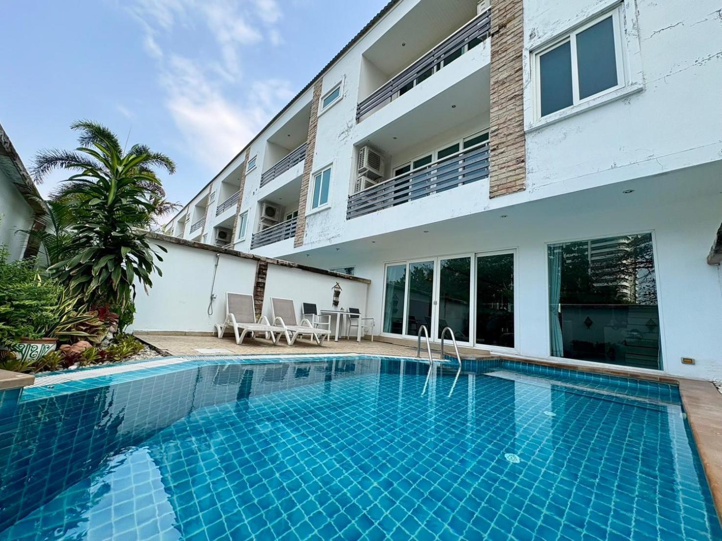 Hidden Palm Pool Villa Pattaya