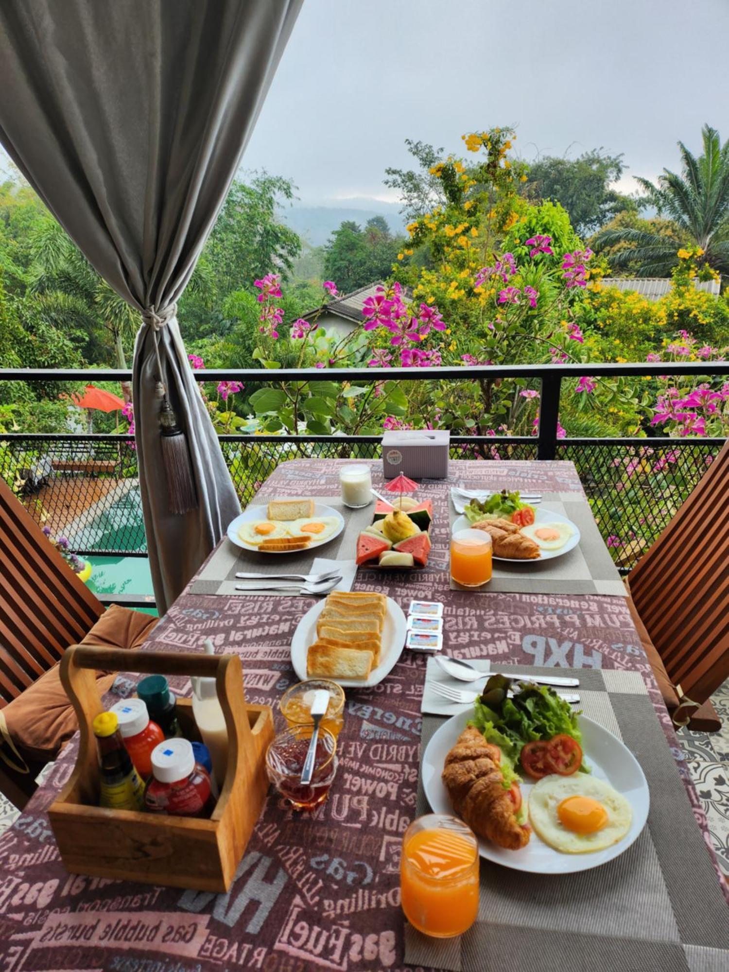 บ้านภูคำฟ้า ดอยปู่ไข่ Baan Phu Kham Fah Hotel