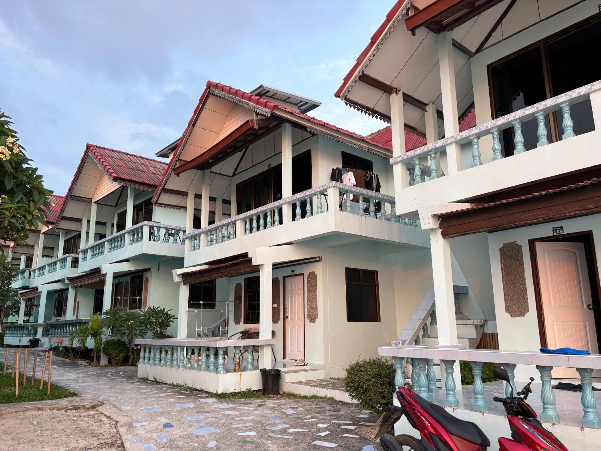 Charung By The Sea Hotel *