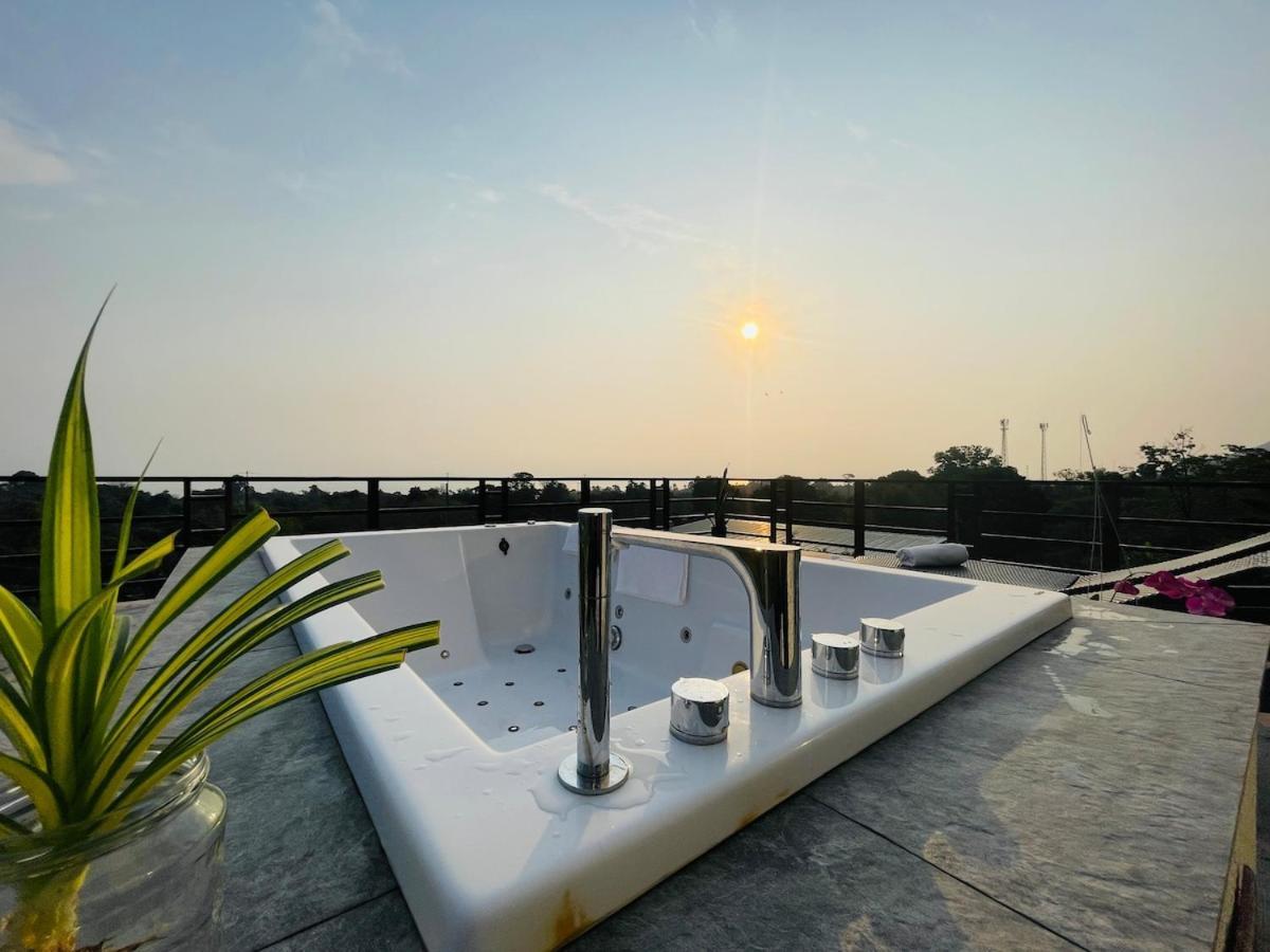 Naamvilla Exclusive * Koh Chang