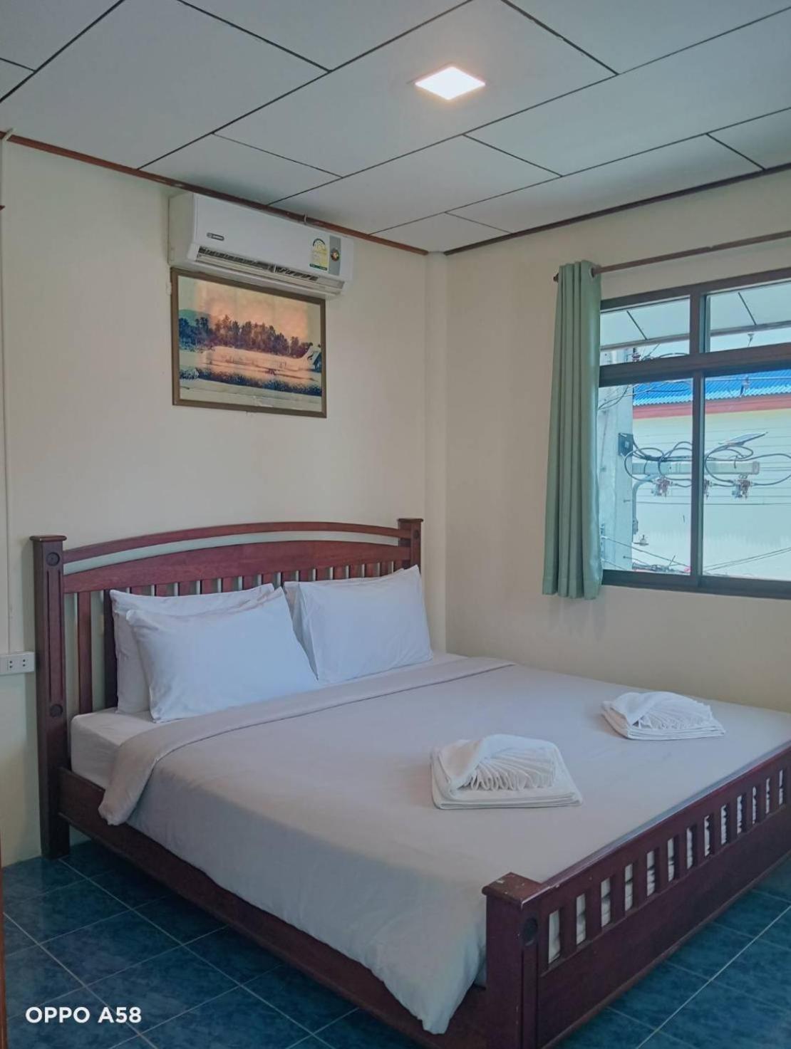 Hotel Charung By The Sea