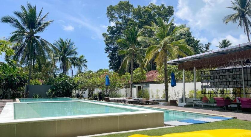 Hotel The Living Pool 3*