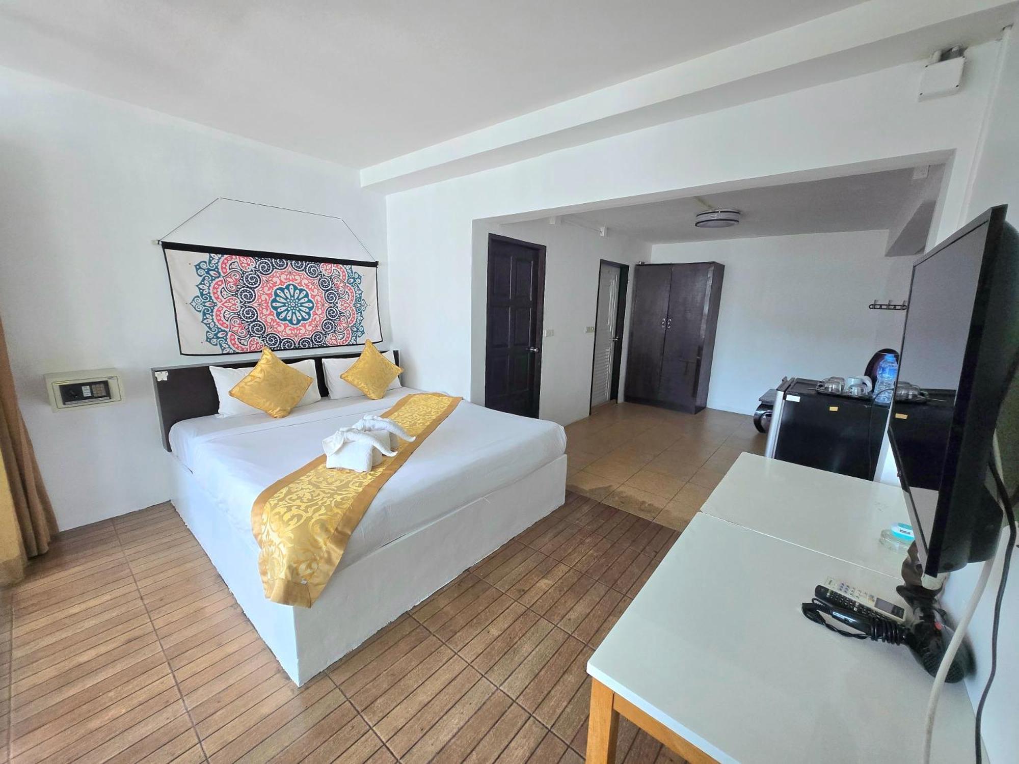 Happy 99 Hotel