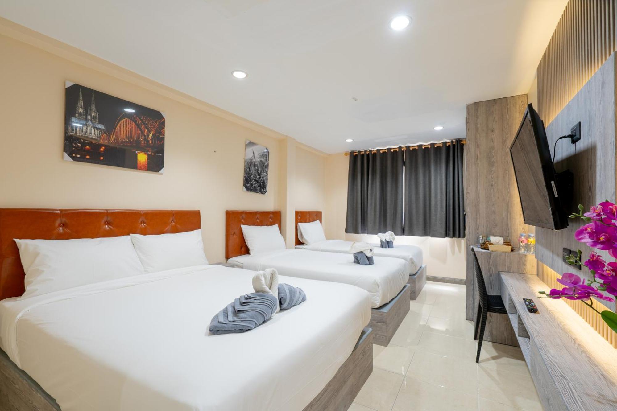 Hotel Square One 3*