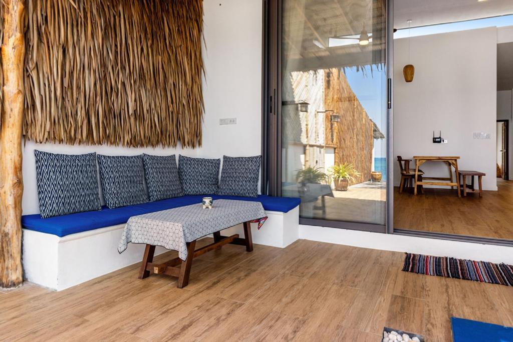 Seasalt Beachfront Home, Private Pool, 2 Bedroom House *