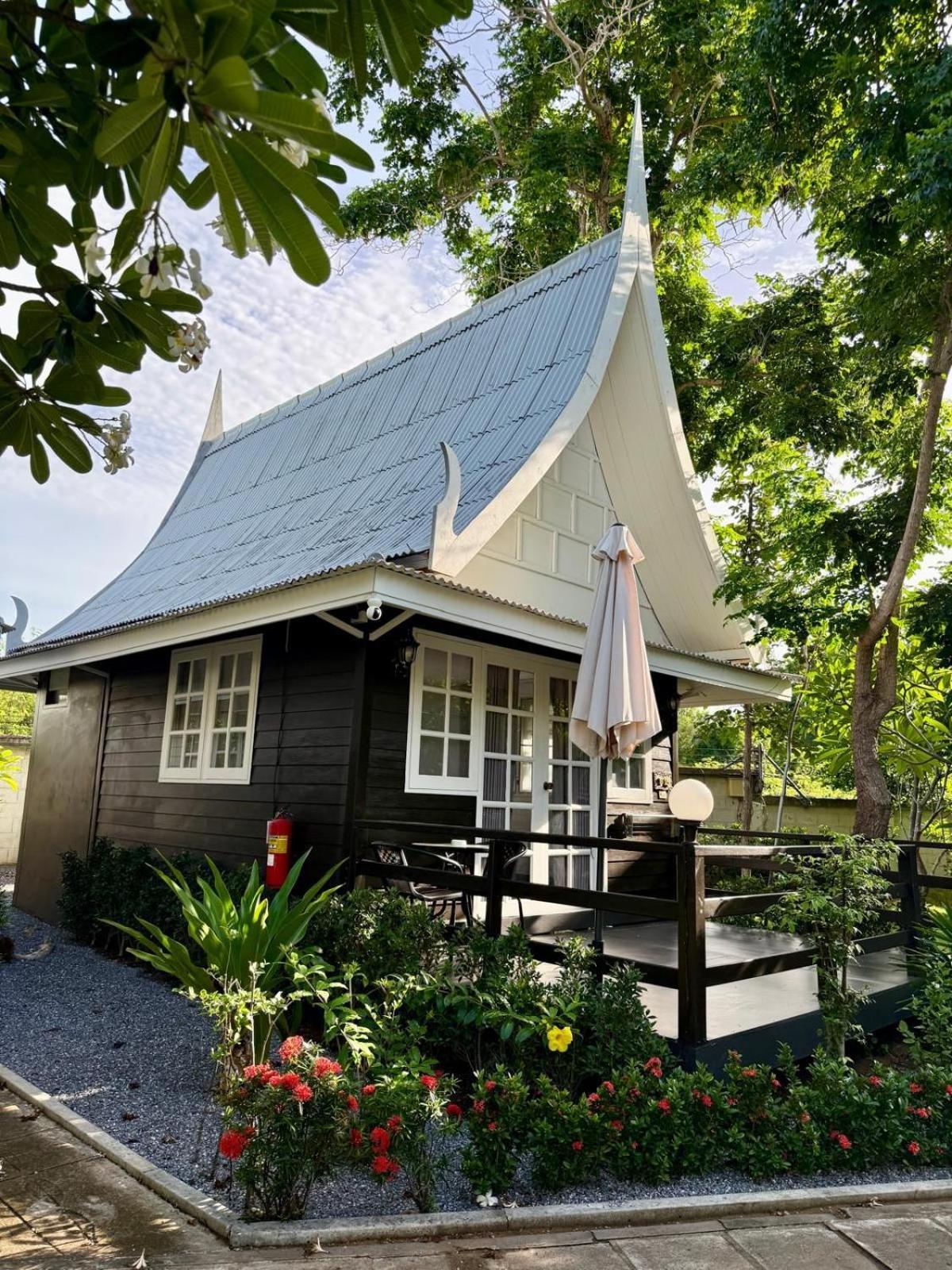 Luna Hut Resort